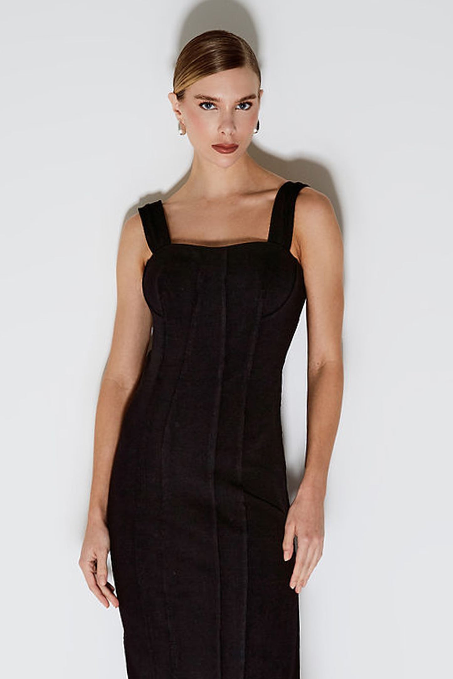 VESTIDO MIDI COM ALCAS LARGAS E RECORTES A FIO PRETO