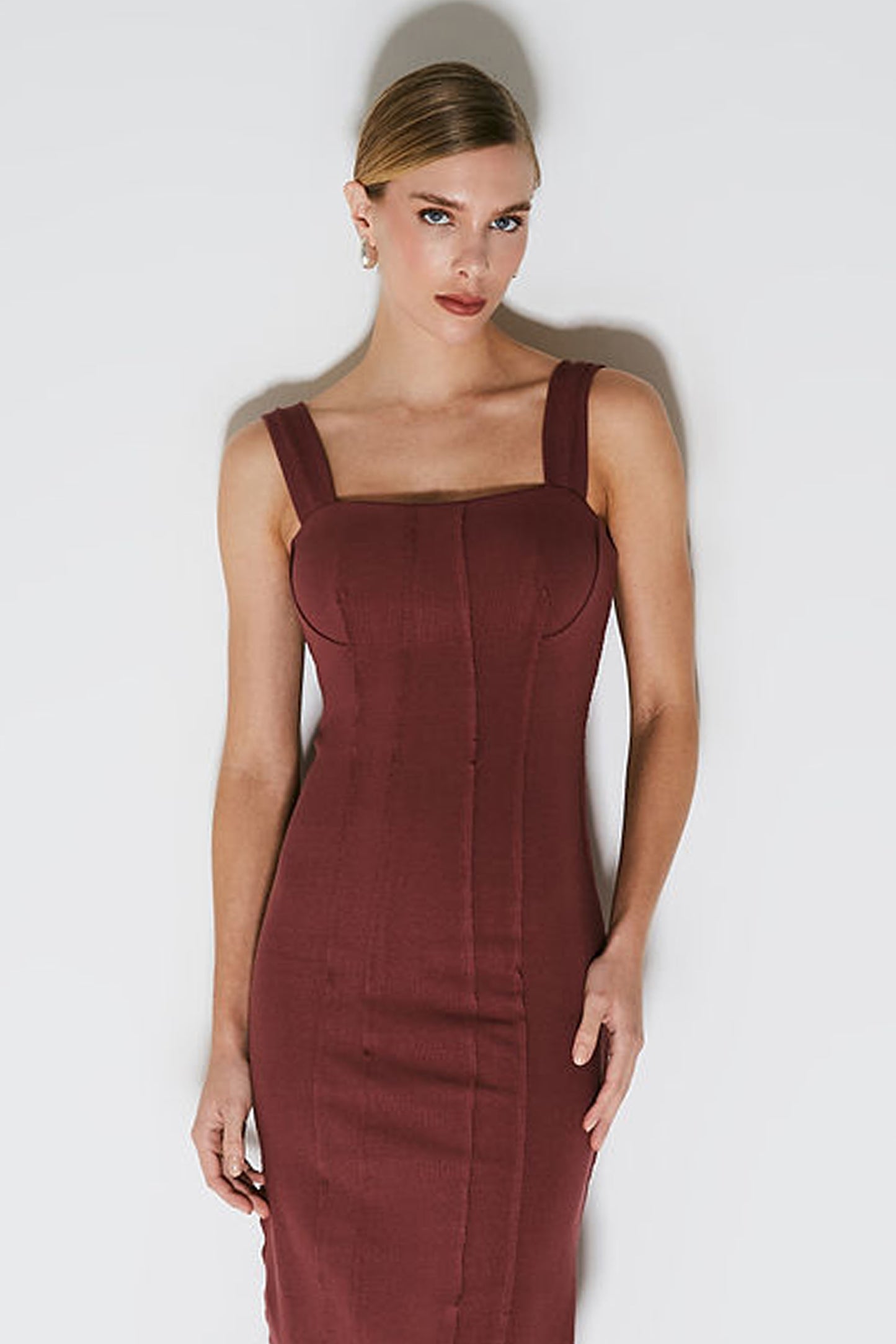 VESTIDO MIDI COM ALCAS LARGAS E RECORTES A FIO UVA