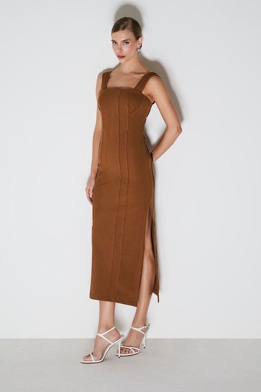 VESTIDO MIDI COM ALCAS LARGAS E RECORTES A FIO MARROM CHOCOLATE
