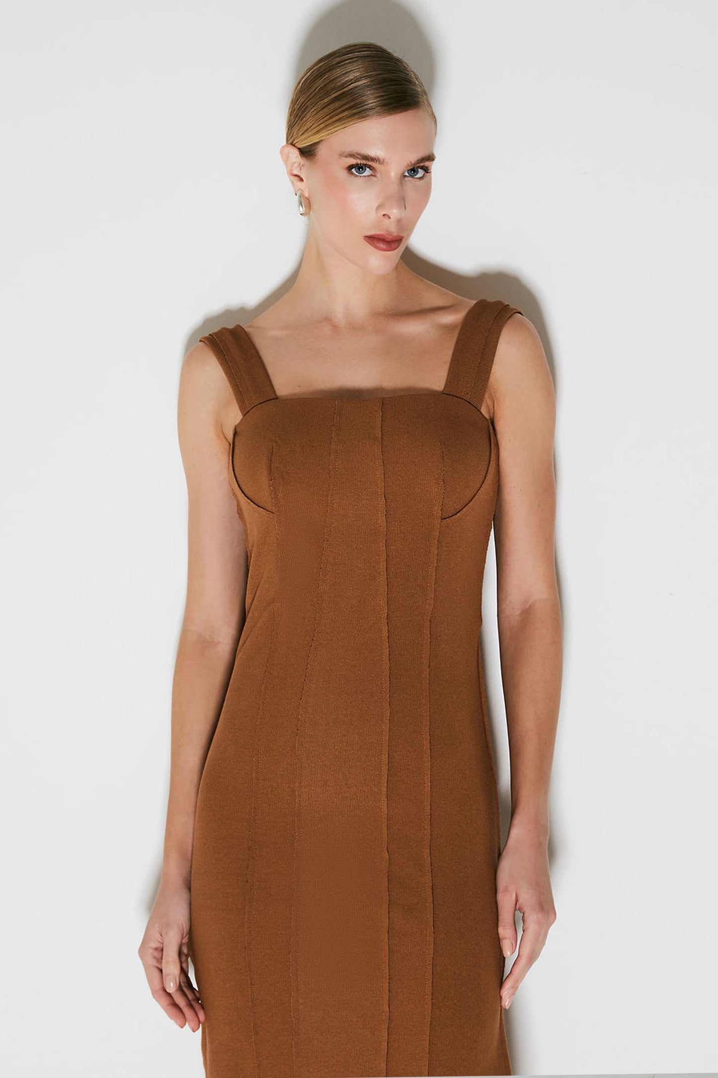 VESTIDO MIDI COM ALCAS LARGAS E RECORTES A FIO MARROM CHOCOLATE