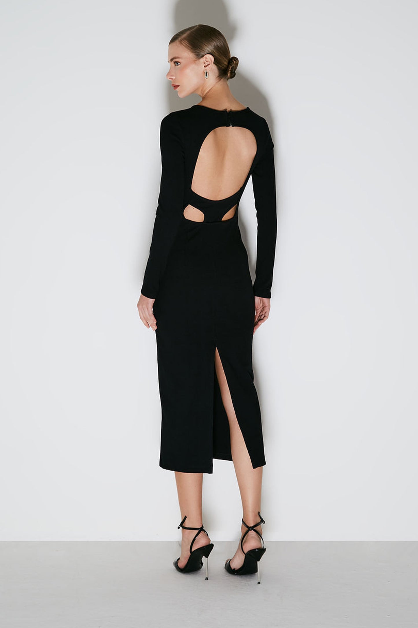 VESTIDO MIDI COM ABERTURA E RECORTE COSTAS PRETO