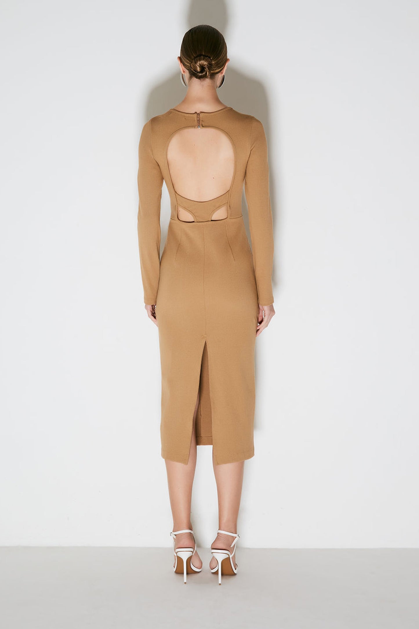 VESTIDO MIDI COM ABERTURA E RECORTE COSTAS KAKI