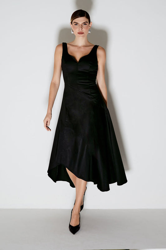 VESTIDO MIDI COM BARRA ASSIMETRA E RECORTE BUSTO PRETO