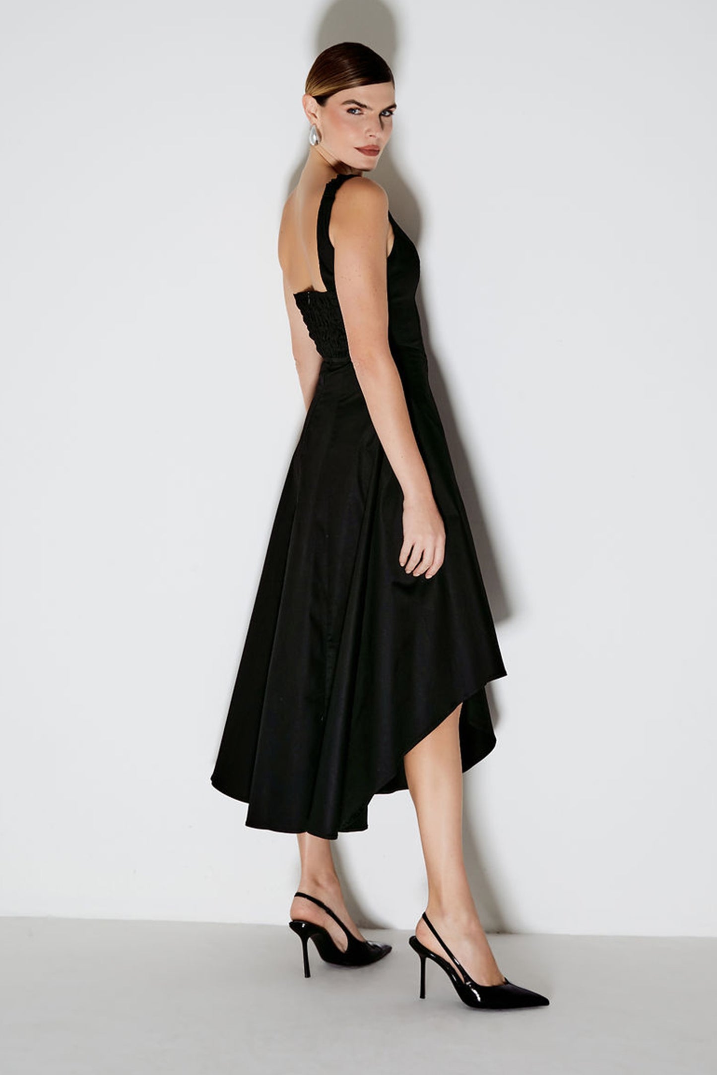 VESTIDO MIDI COM BARRA ASSIMETRA E RECORTE BUSTO PRETO