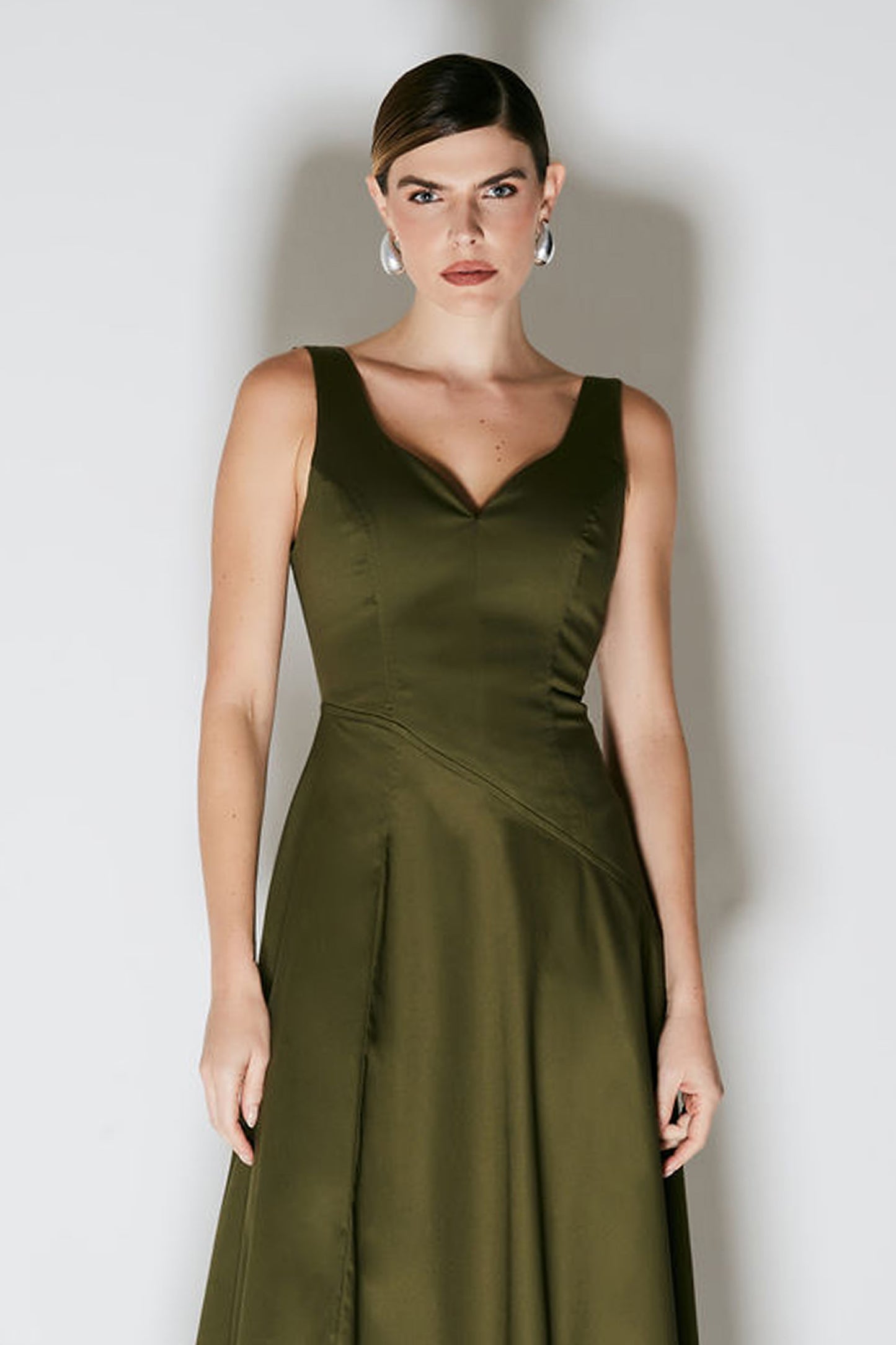 VESTIDO MIDI COM BARRA ASSIMETRA E RECORTE BUSTO VERDE MILITAR