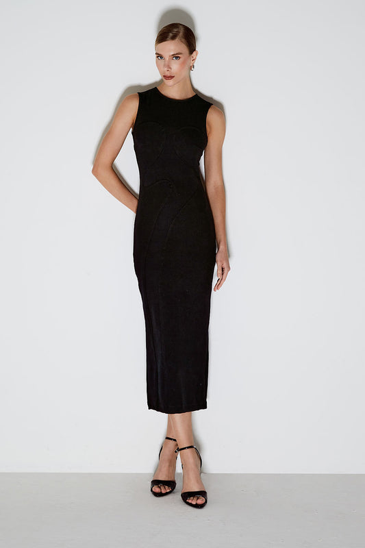 VESTIDO MIDI COM RECORTES ASSIMETRICOS E FENDA COSTAS PRETO