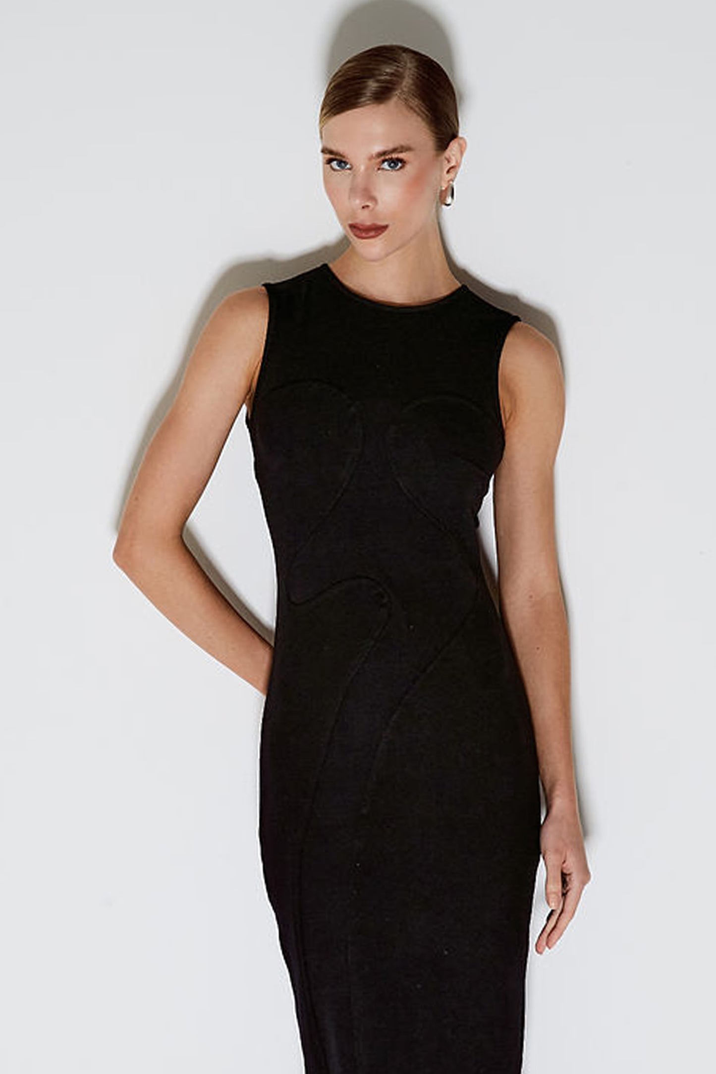 VESTIDO MIDI COM RECORTES ASSIMETRICOS E FENDA COSTAS PRETO