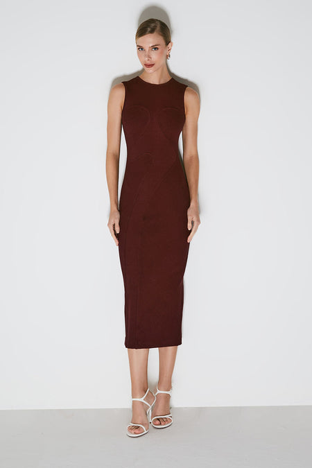 VESTIDO MIDI COM RECORTES ASSIMETRICOS E FENDA COSTAS VINHO