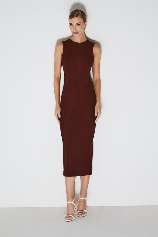 VESTIDO MIDI COM RECORTES ASSIMETRICOS E FENDA COSTAS VINHO