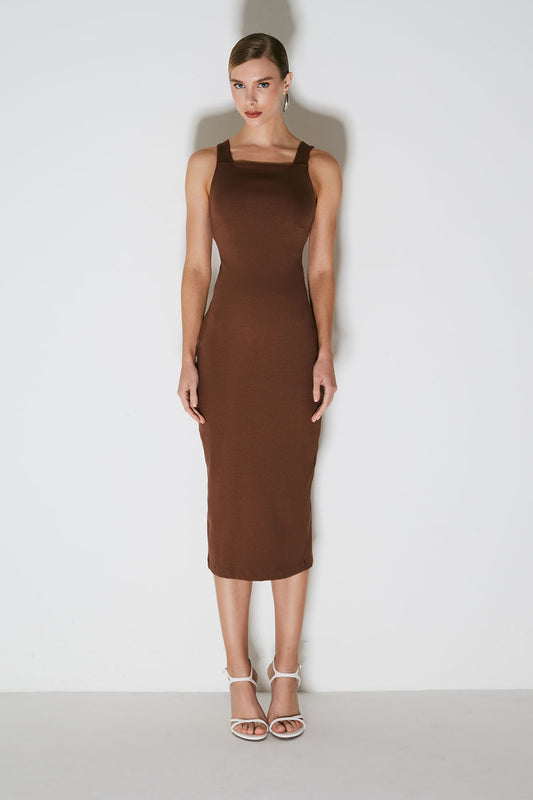 VESTIDO MIDI COM DETALHE EM TIRAS NAS COSTAS MARROM