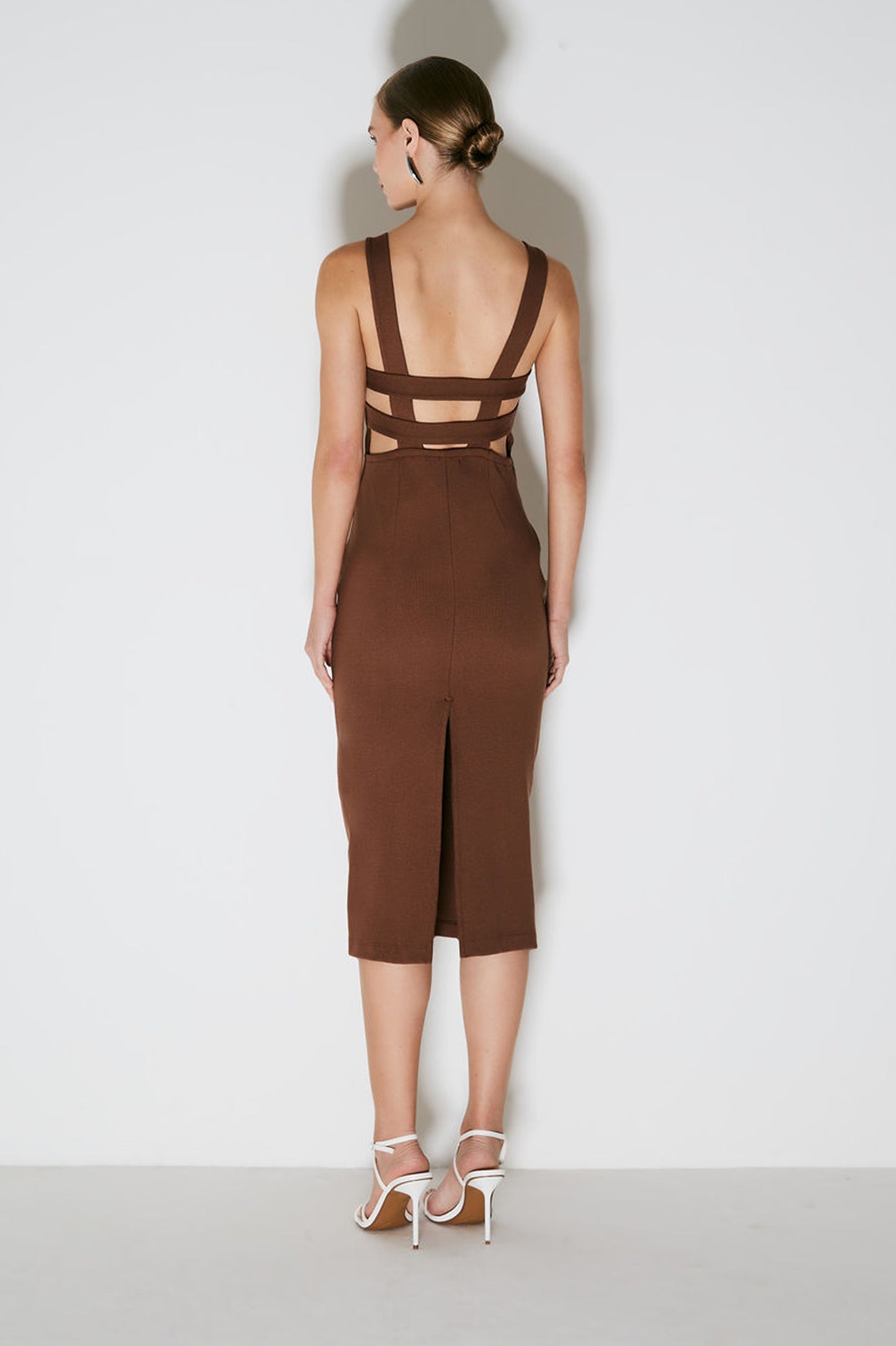 VESTIDO MIDI COM DETALHE EM TIRAS NAS COSTAS MARROM