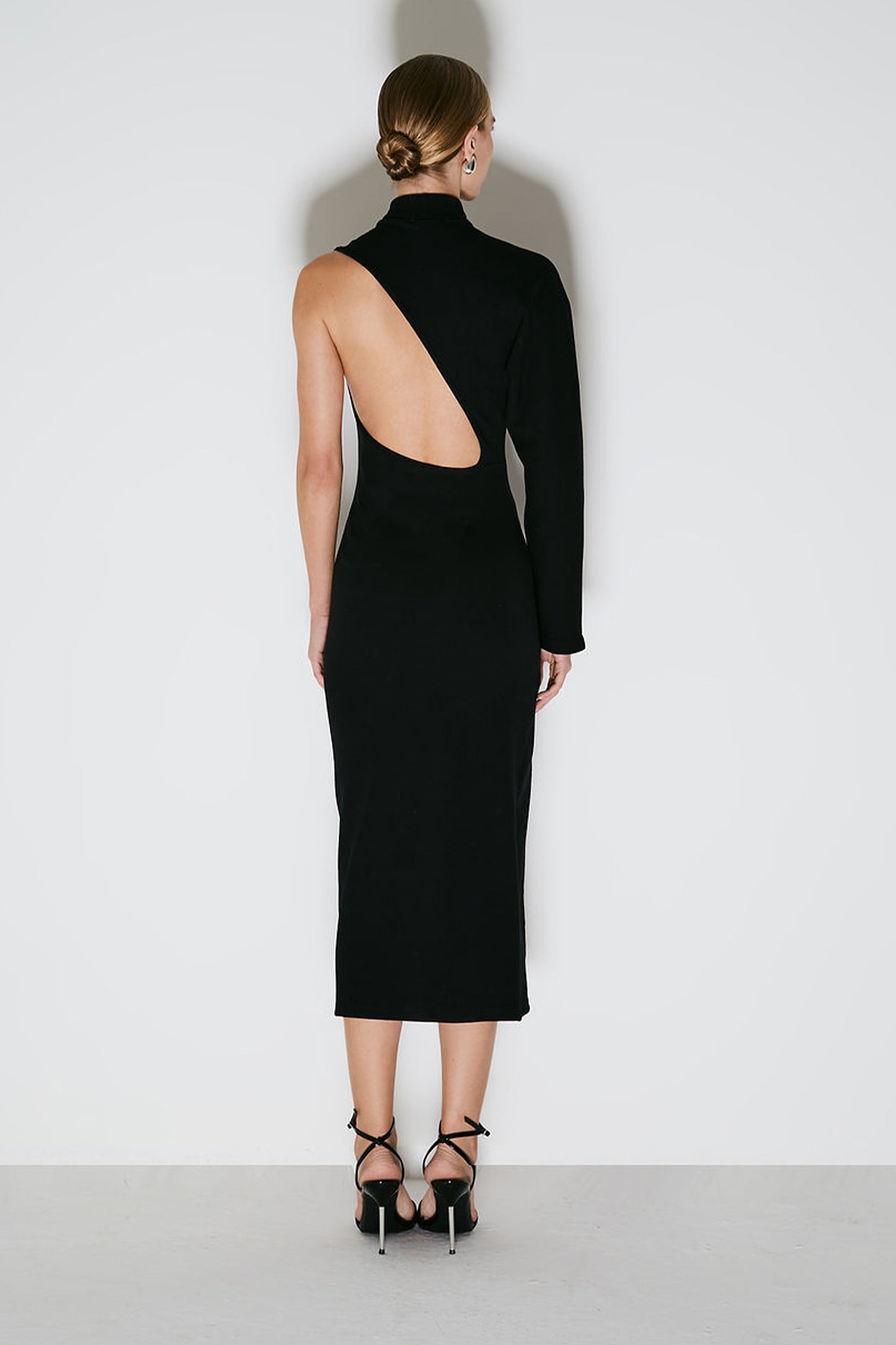 VESTIDO MIDI UMA MANGA SO ABERTURA ASSIMETRICA COSTAS PRETO