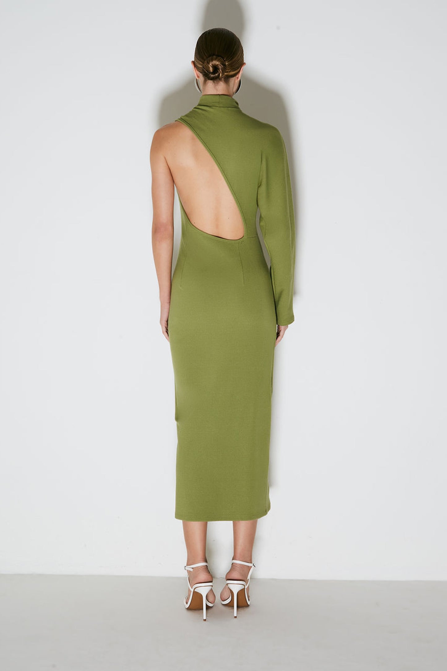 VESTIDO MIDI UMA MANGA SO ABERTURA ASSIMETRICA COSTAS VERDE MOSS