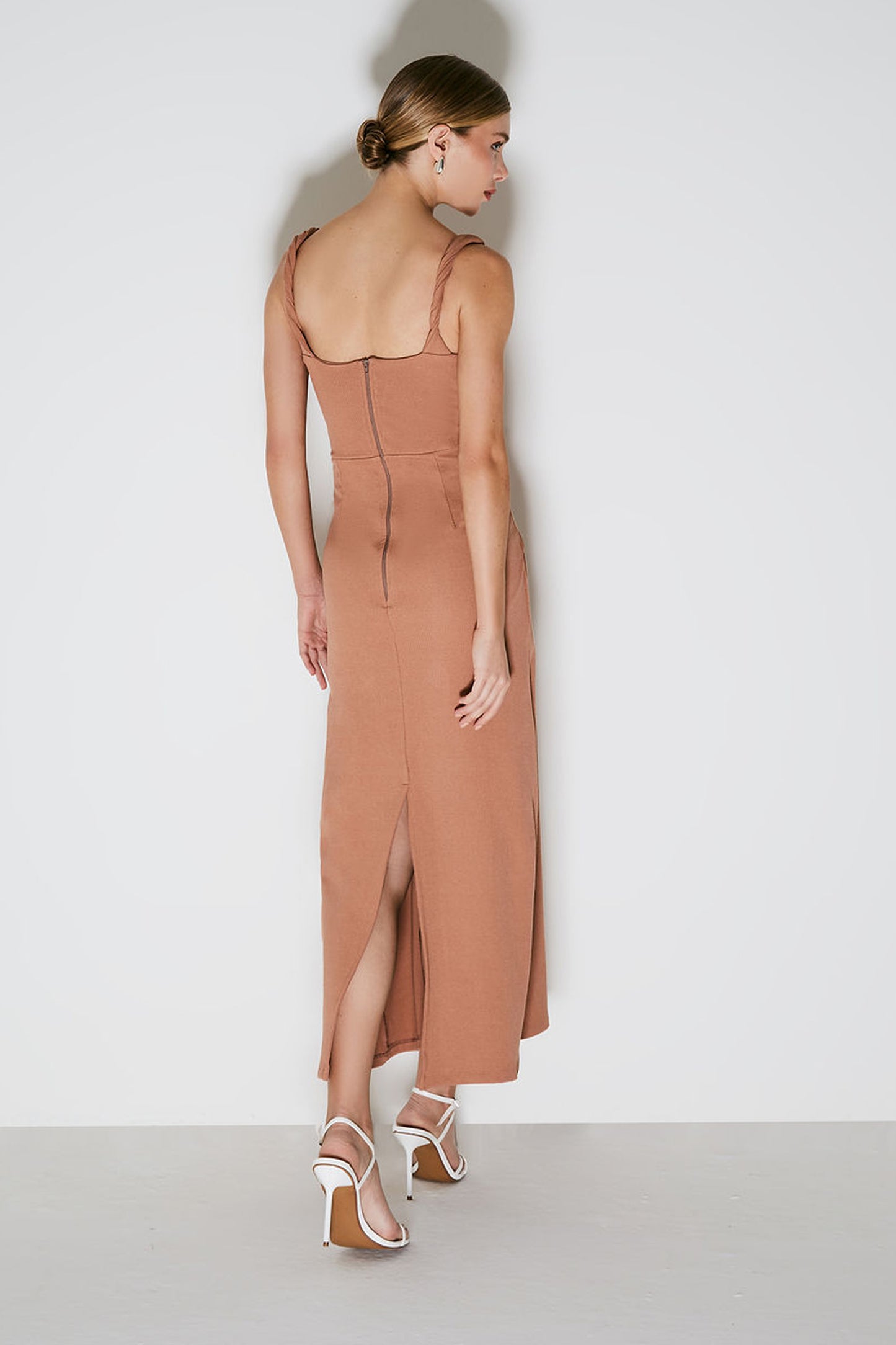 VESTIDO LONGO COM TORCAO CENTRAL E NAS ALCAS MOCHA MOUSSE