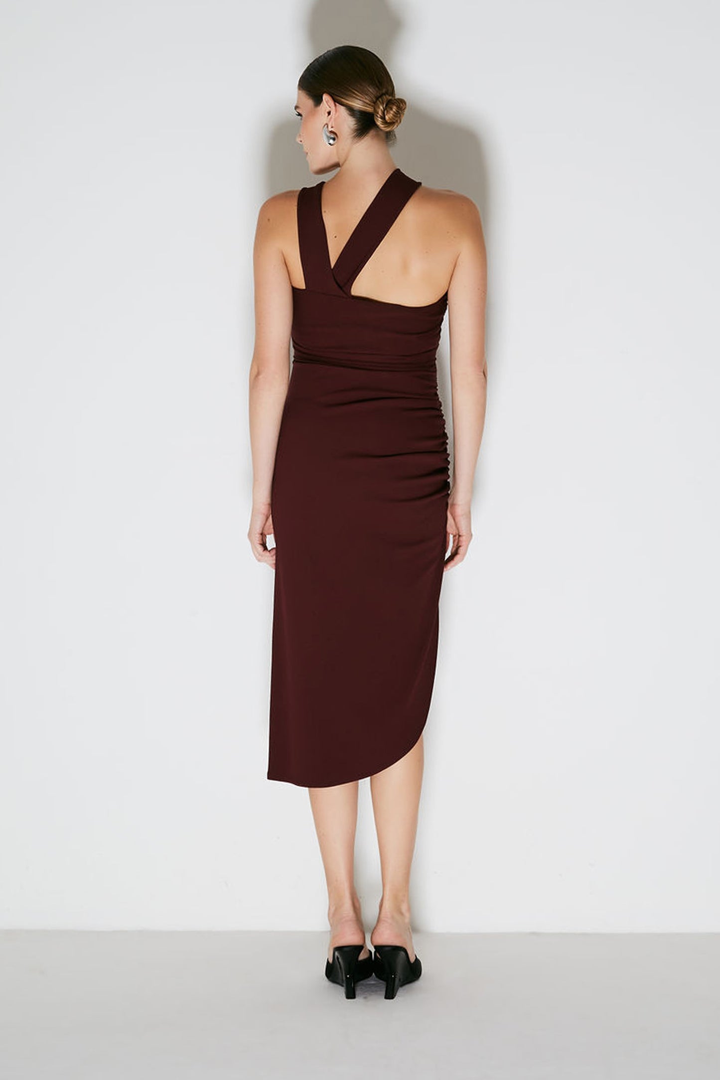 VESTIDO MIDI TORCAO BUSTO BARRA ASSIMETRICA VINHO