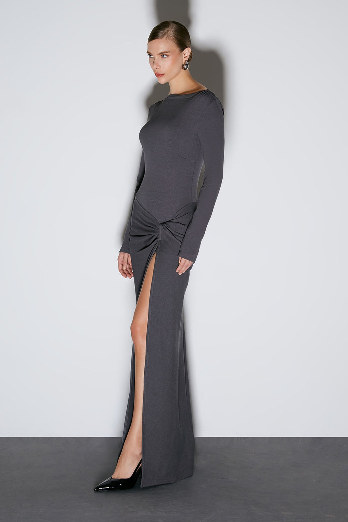 VESTIDO LONGO COM TORCAO FRONTAL E FRANZIDO OMBROS CINZA