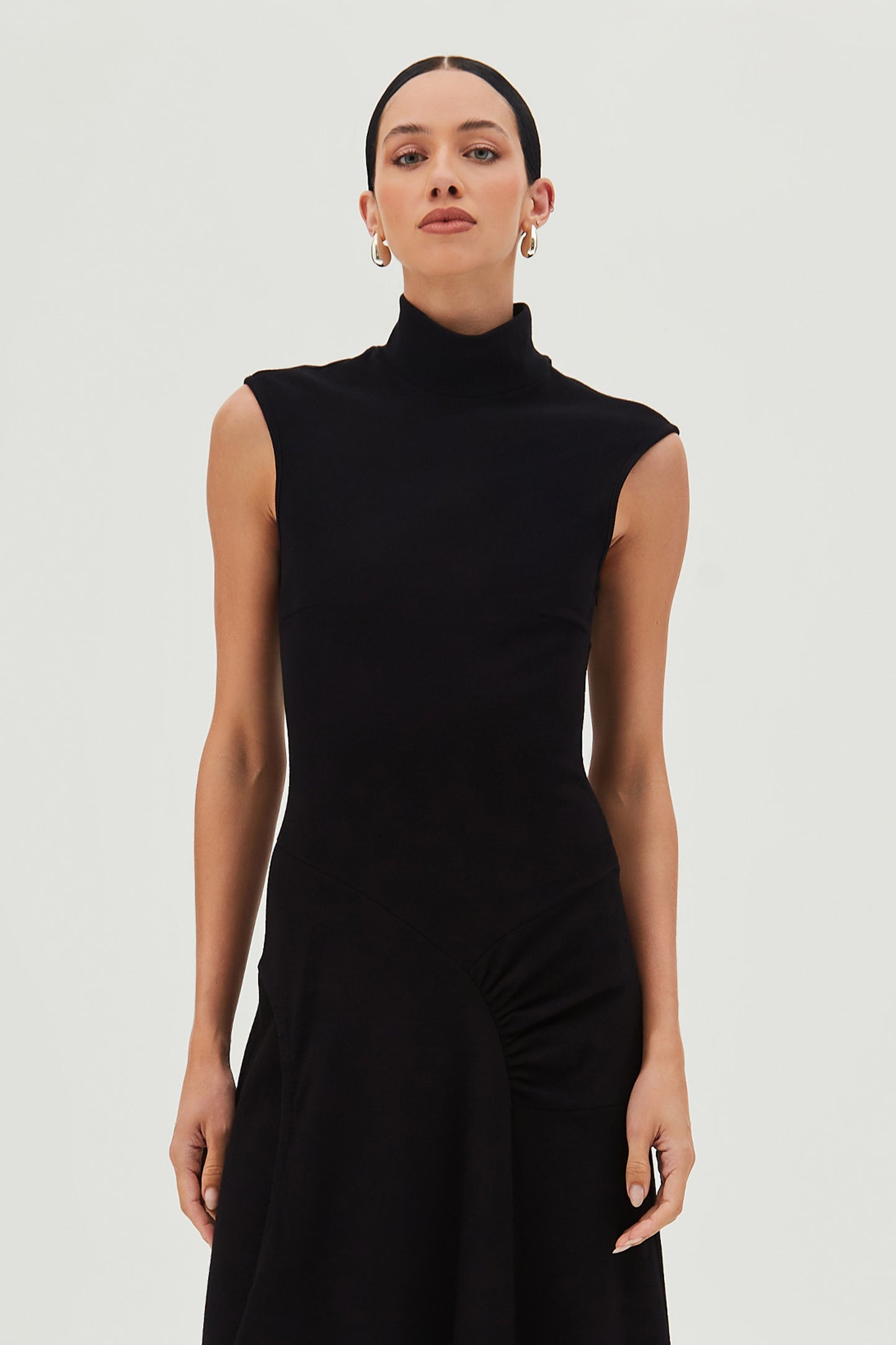 VESTIDO MIDI GOLA ALTA E FAIXA SOBREPOSTA PRETO