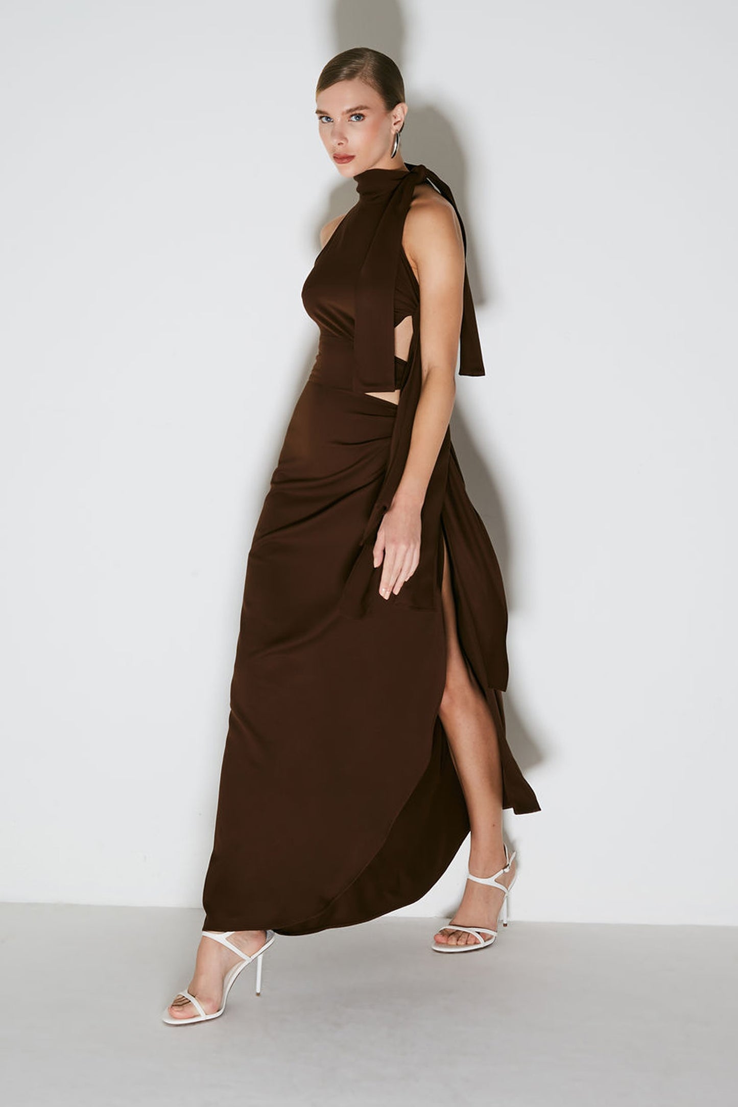 VESTIDO LONGO GOLA ALTA COM AMARRACOES LATERAIS MARROM