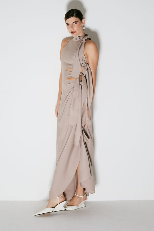 VESTIDO LONGO GOLA ALTA COM AMARRACOES LATERAIS MOCA