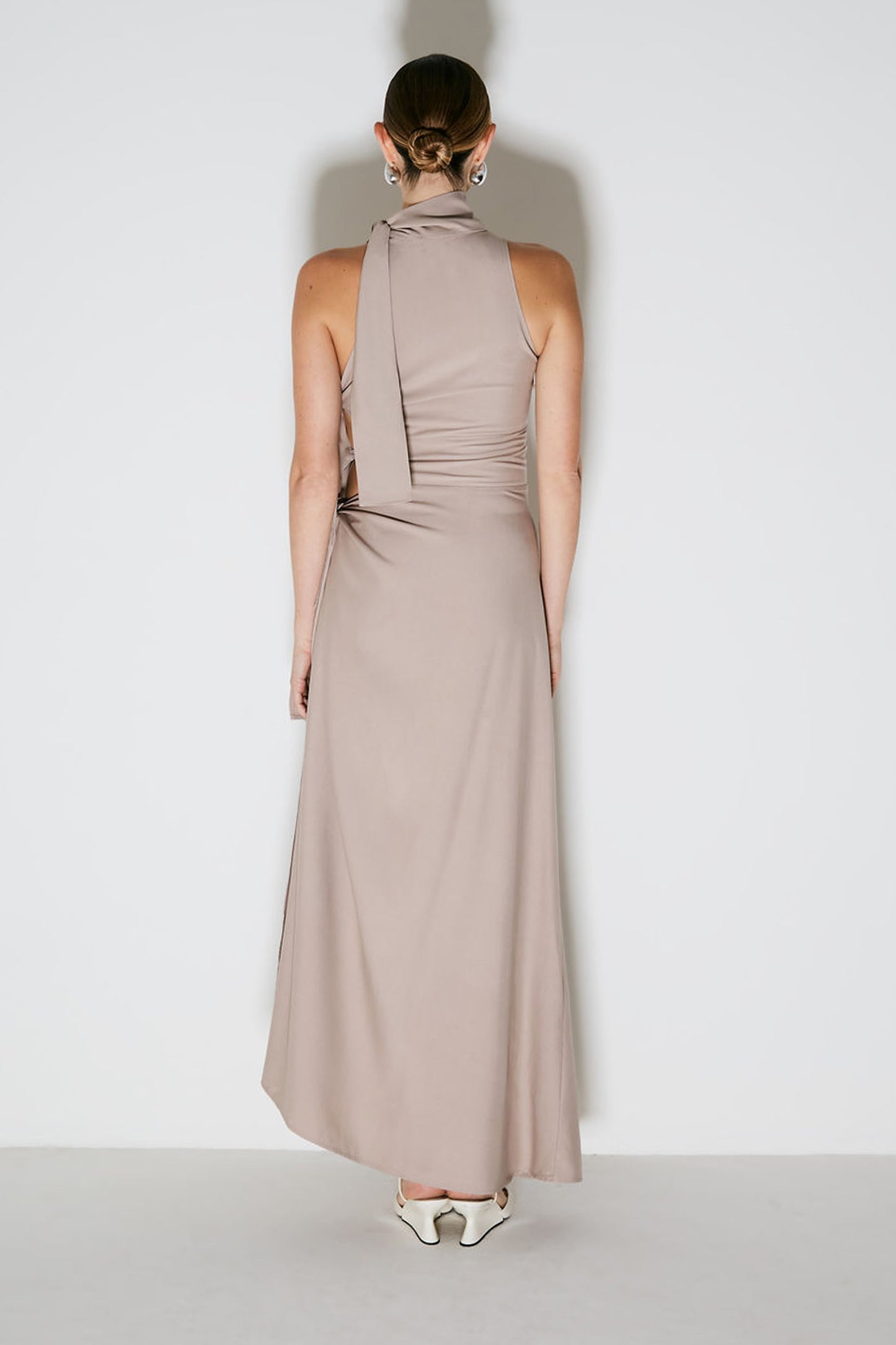 VESTIDO LONGO GOLA ALTA COM AMARRACOES LATERAIS MOCA