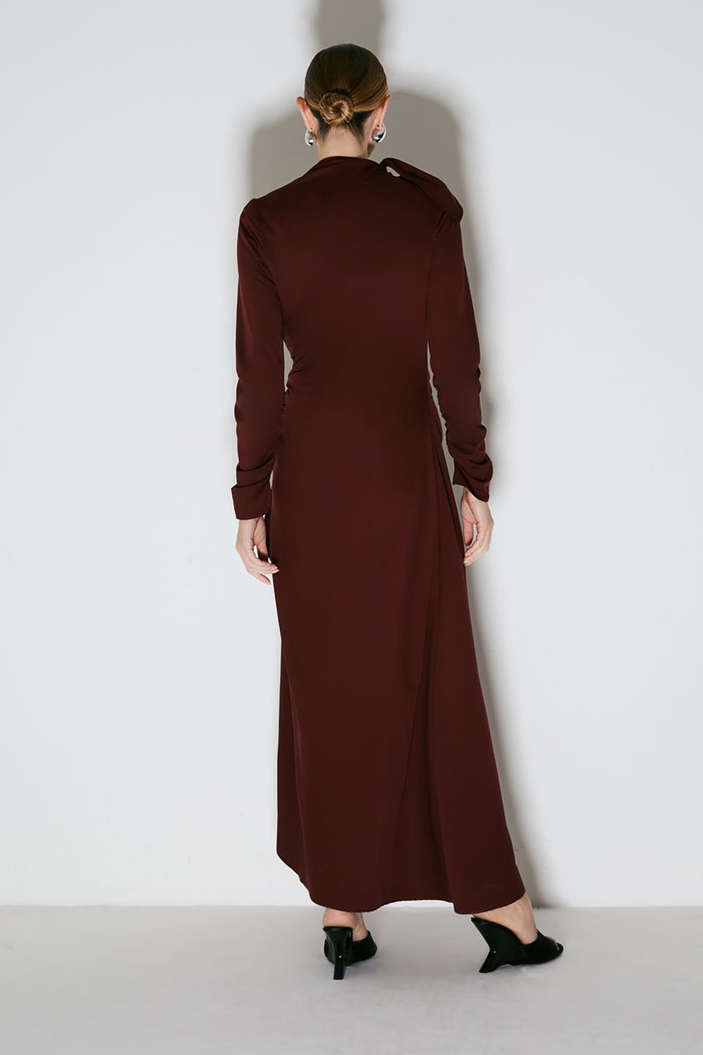 VESTIDO LONGO COM AMARRACAO LATERAL E PESCOCO VINHO