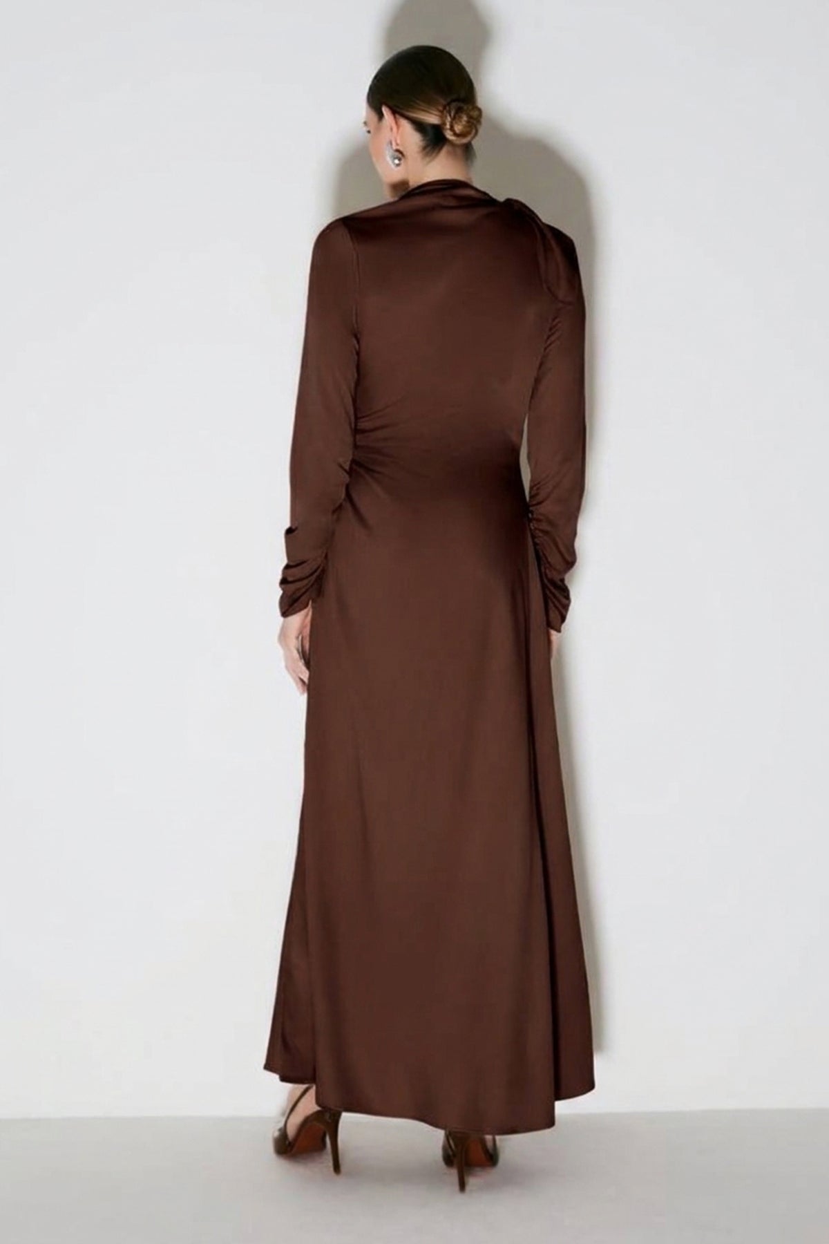VESTIDO LONGO COM AMARRACAO LATERAL E PESCOCO MARROM