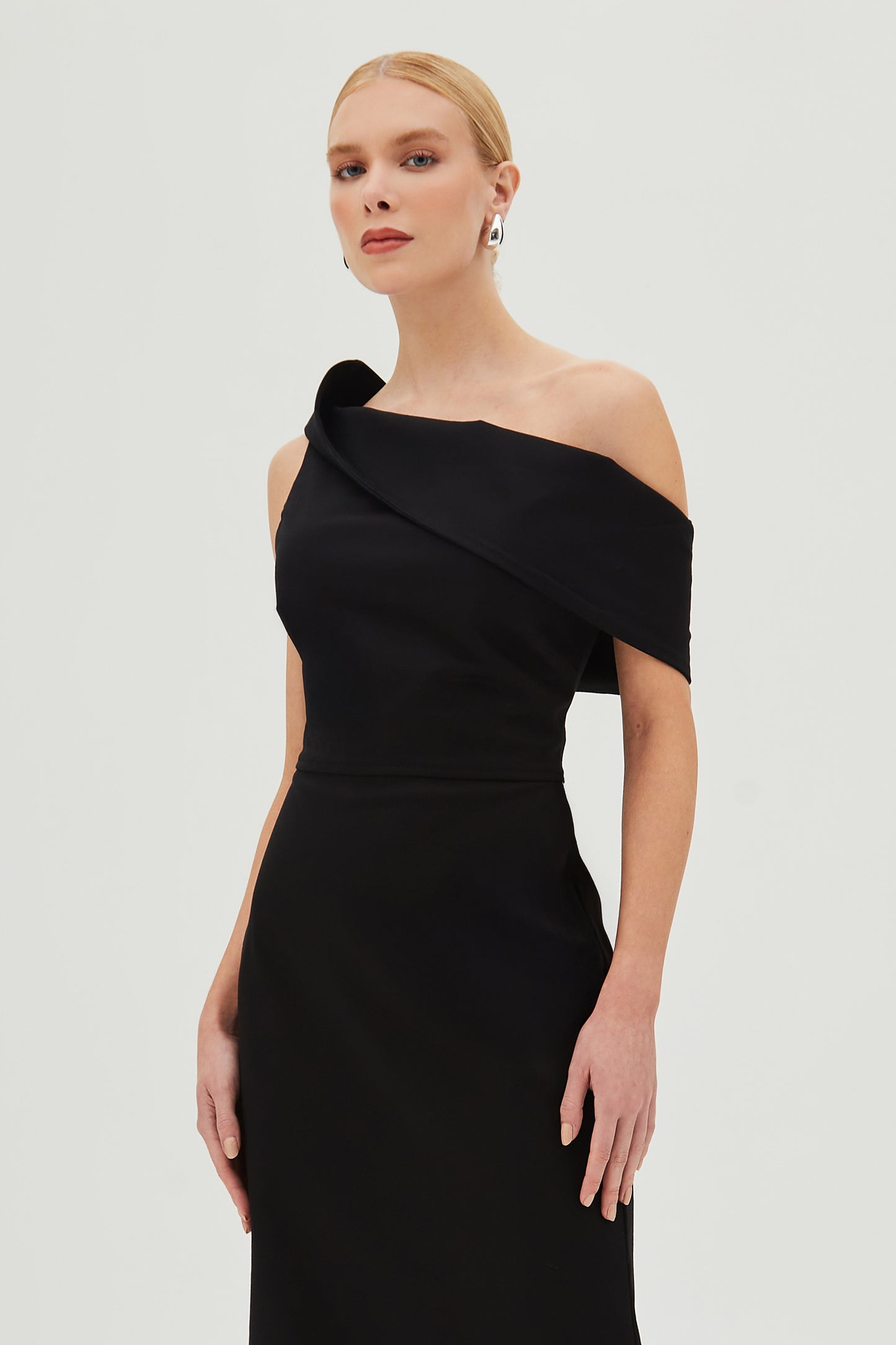 VESTIDO MIDI ESTRUTURADO COM DECOTE DIAGONAL PRETO