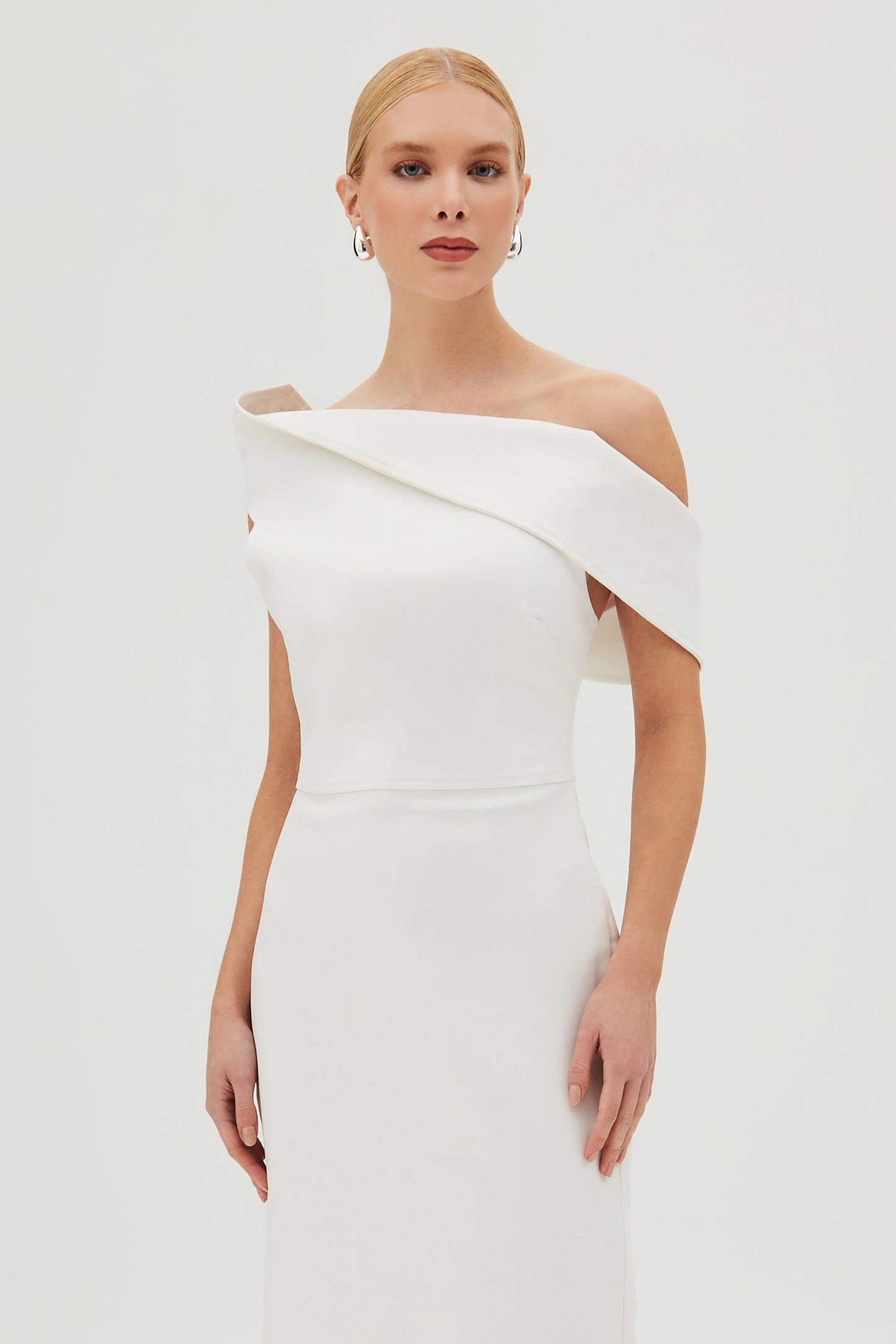 VESTIDO MIDI ESTRUTURADO COM DECOTE DIAGONAL OFF WHITE