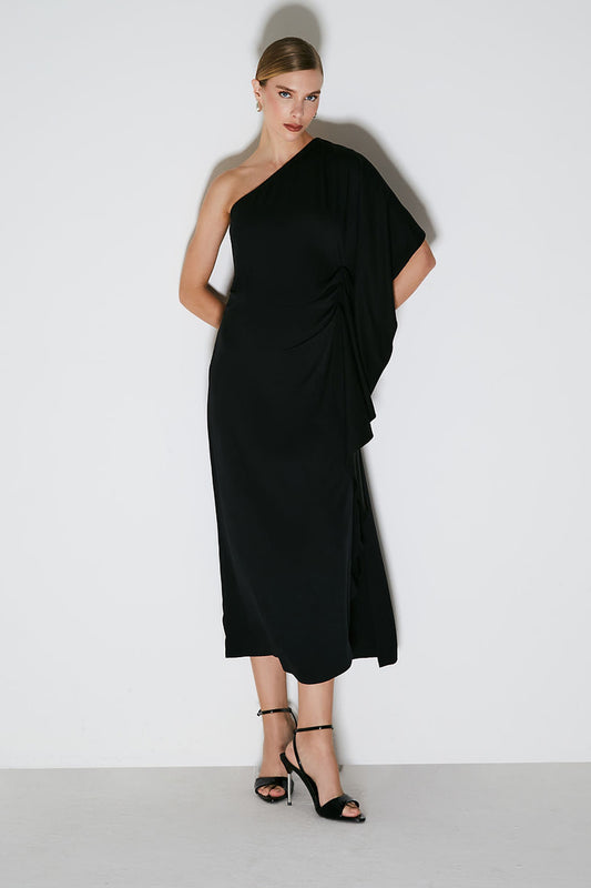 VESTIDO MIDI COM UMA MANGA DRAPEADA PRETO