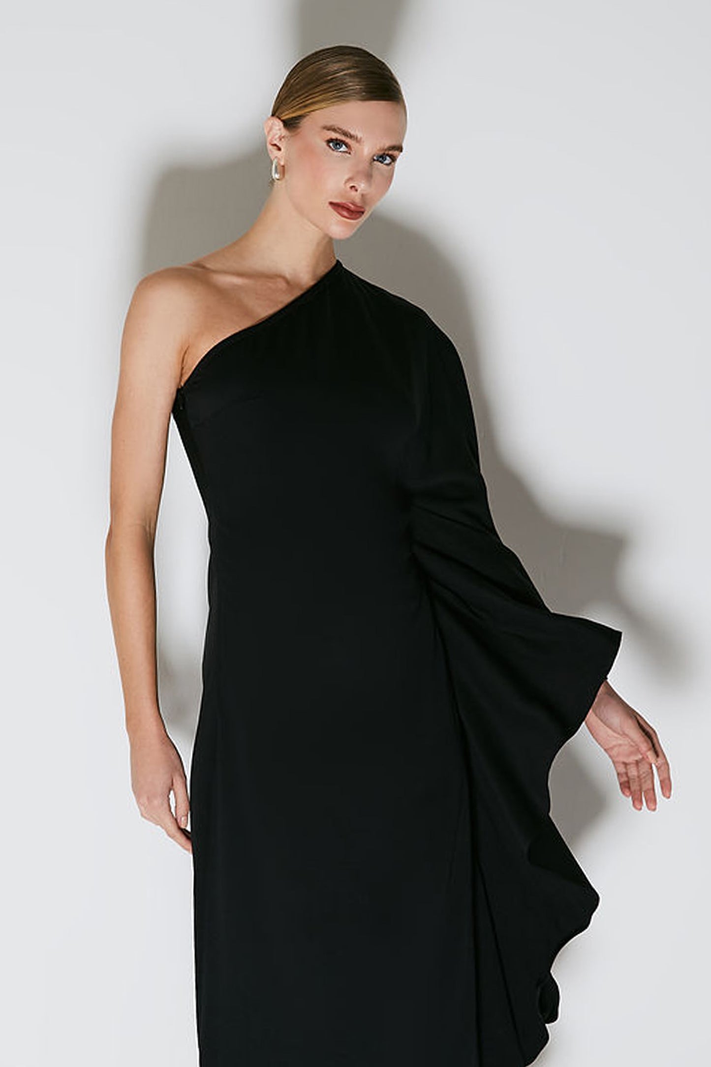 VESTIDO MIDI COM UMA MANGA DRAPEADA PRETO