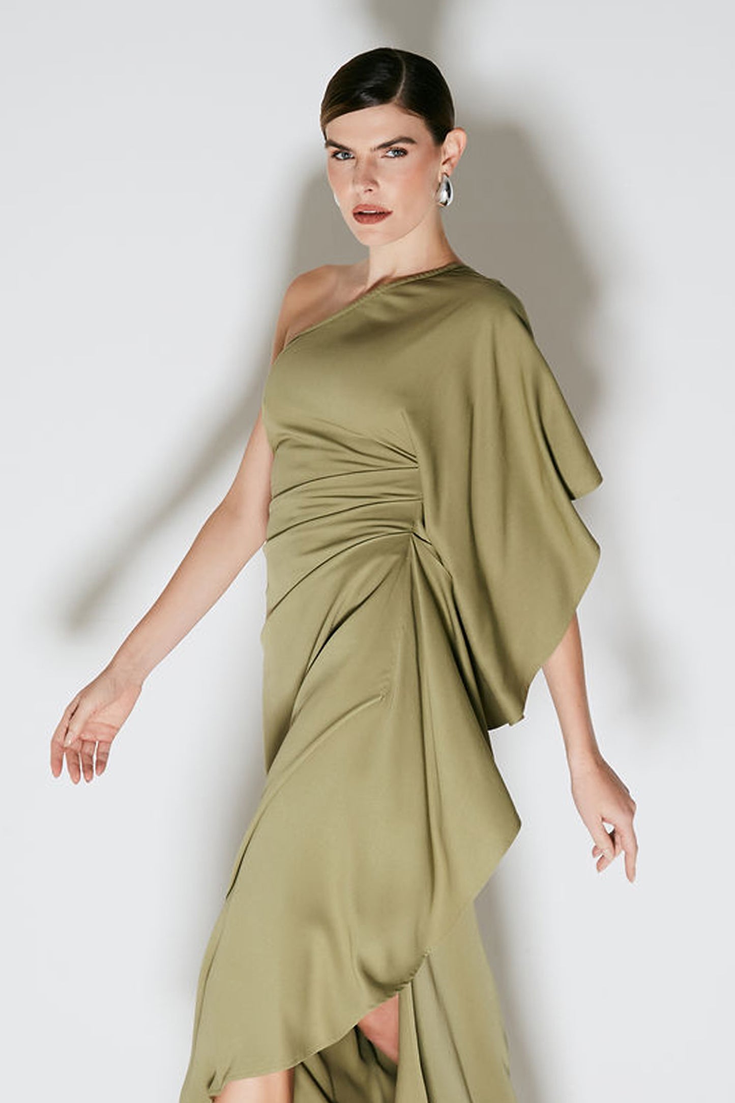 VESTIDO MIDI COM UMA MANGA DRAPEADA VERDE PINHEIRO