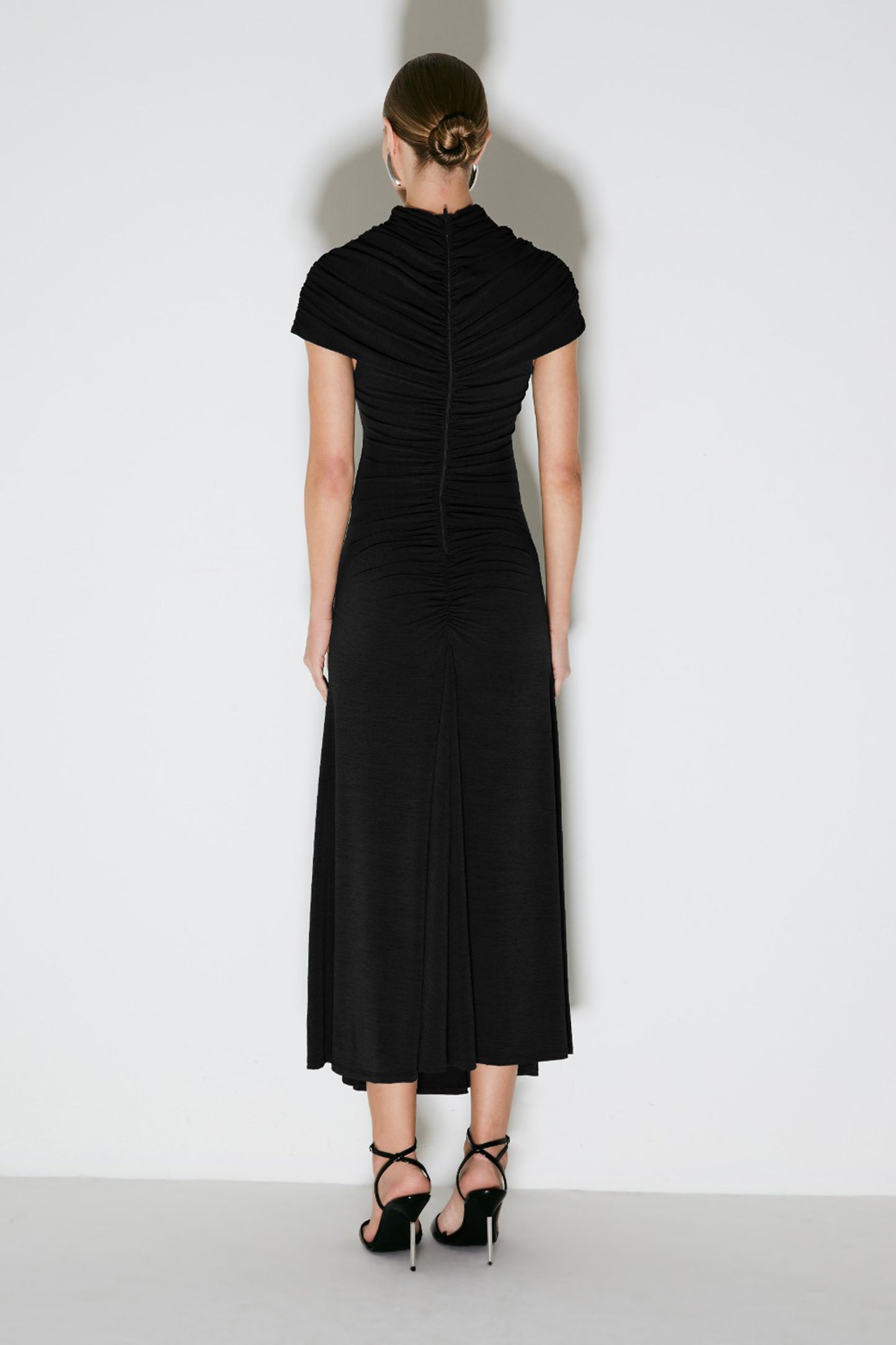 VESTIDO MIDI FRANZIDO FRENTE E COSTAS E BARRA AMPLA PRETO