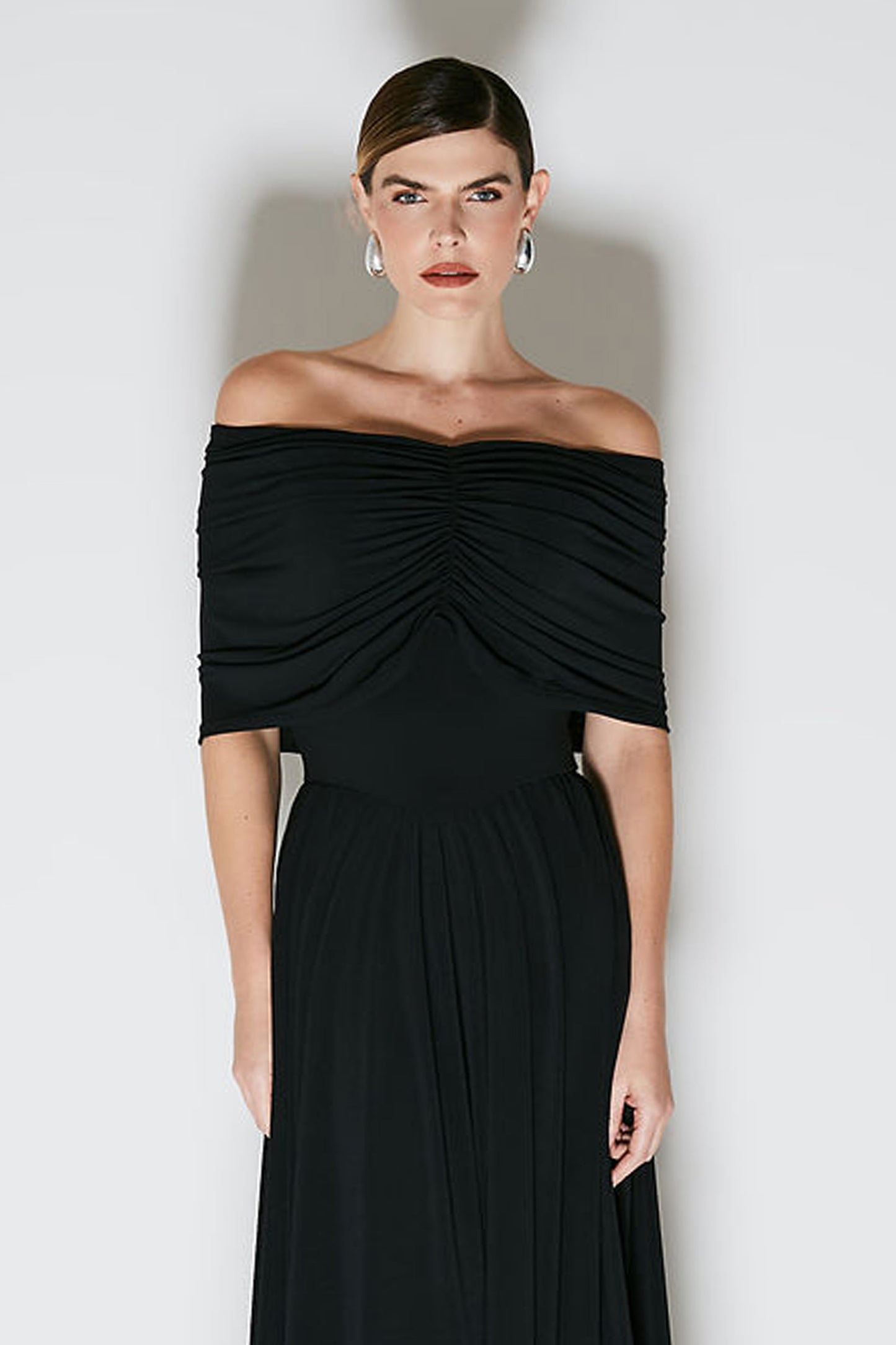 VESTIDO MIDI OMBRO A OMBRO COM DRAPEADOS PRETO