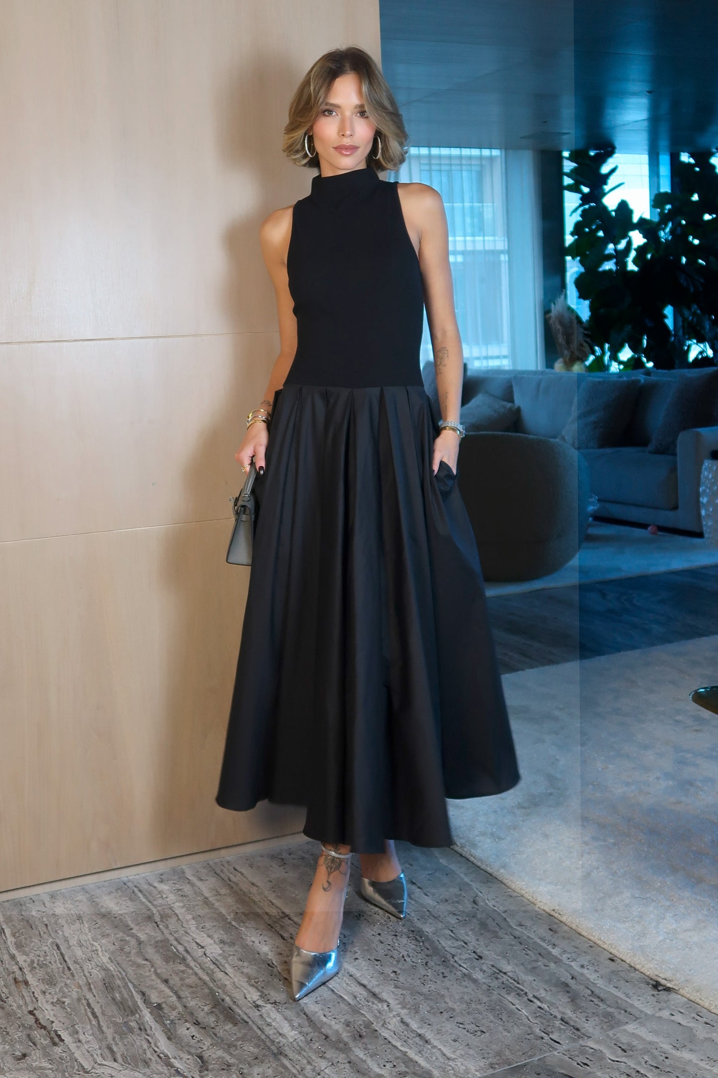 VESTIDO MIDI GOLA ALTA COM BARRA AMPLA RODADA PRETO