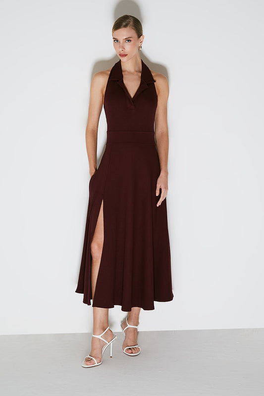 VESTIDO MIDI FRENTE UNICA COM GOLA E FENDA FRONTAL VINHO