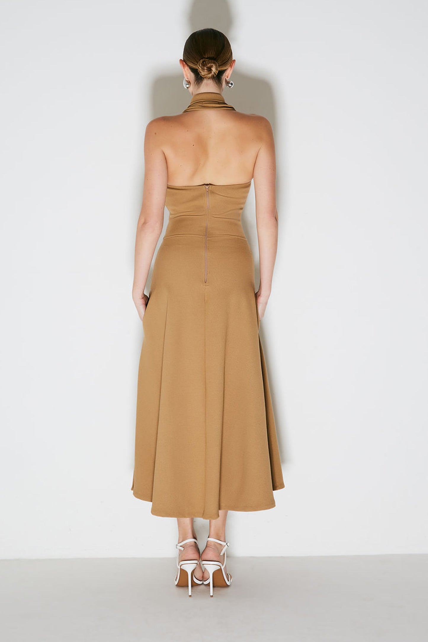 VESTIDO MIDI FRENTE UNICA COM GOLA E FENDA FRONTAL KAKI