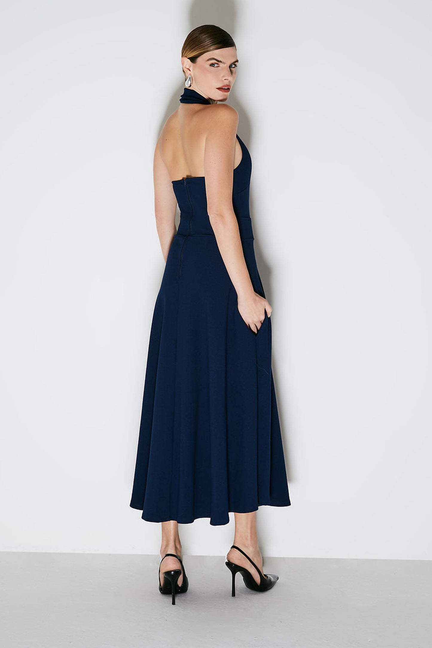 VESTIDO MIDI FRENTE UNICA COM GOLA E FENDA FRONTAL AZUL MARINHO ESCURO