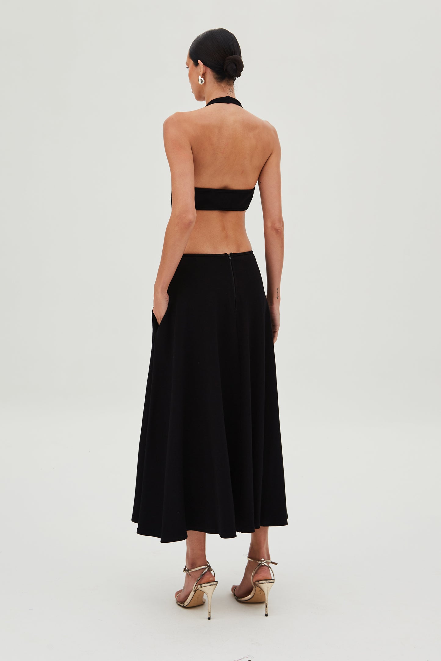 VESTIDO MIDI FRENTE UNICA DECOTE V SAIA AMPLA PRETO