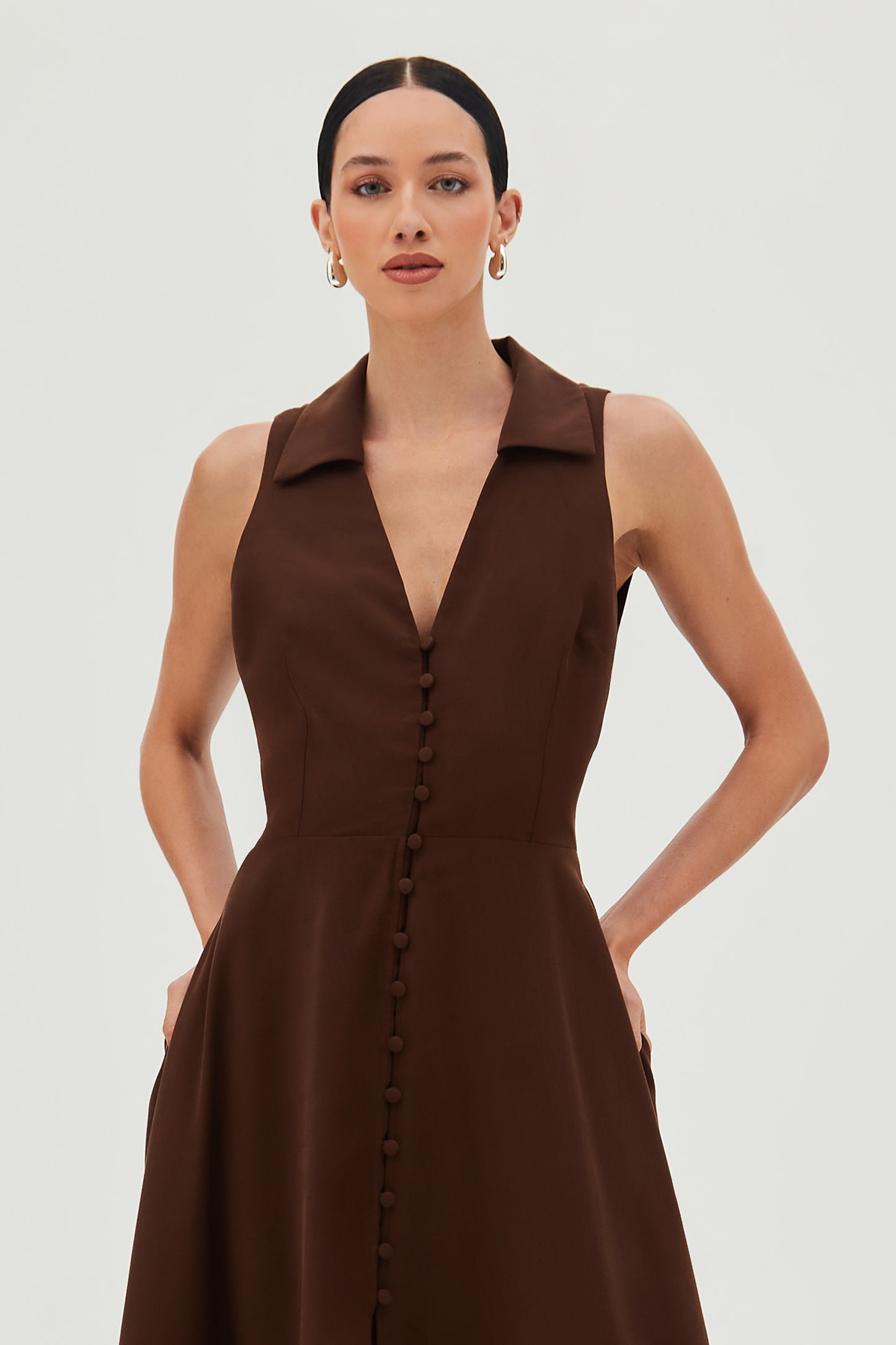 VESTIDO MIDI COM BOTOES FRONTAL ABERTURA COSTAS MARROM