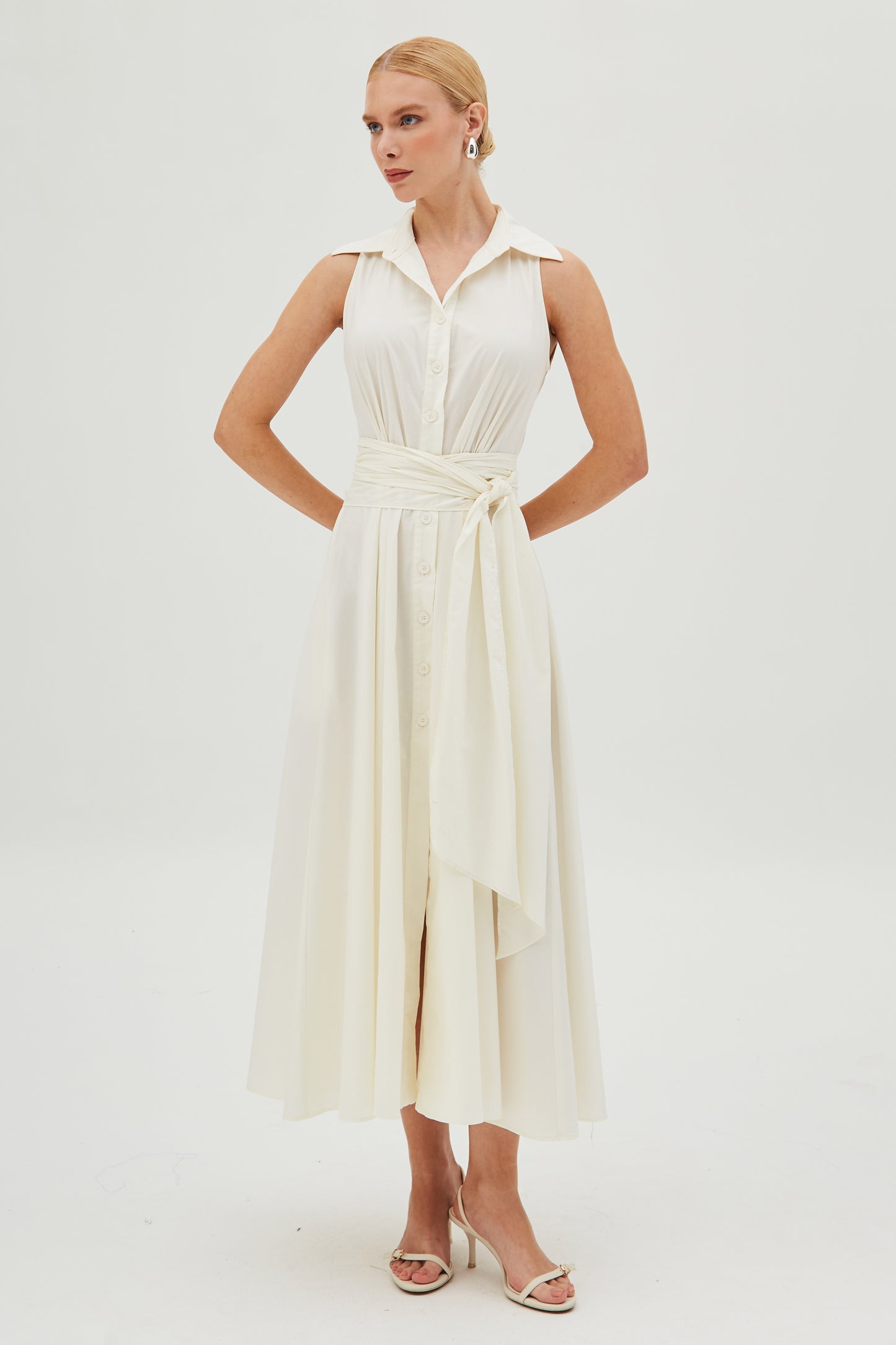 CHEMISE COM FAIXA PARA AMARRACAO E BOTOES CREME