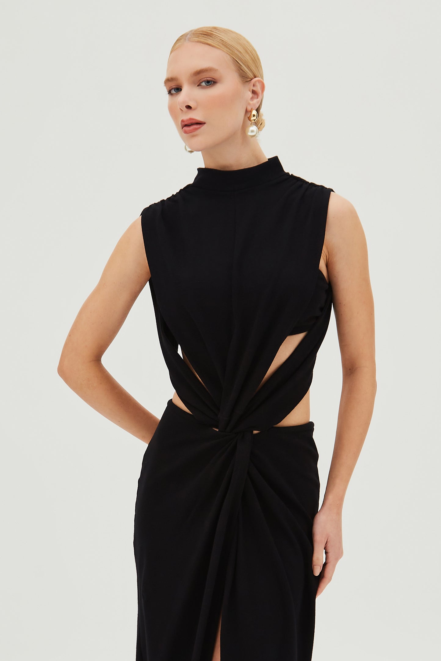 VESTIDO MIDI COM TORCAO FRONTAL E ABERTURA COSTAS PRETO