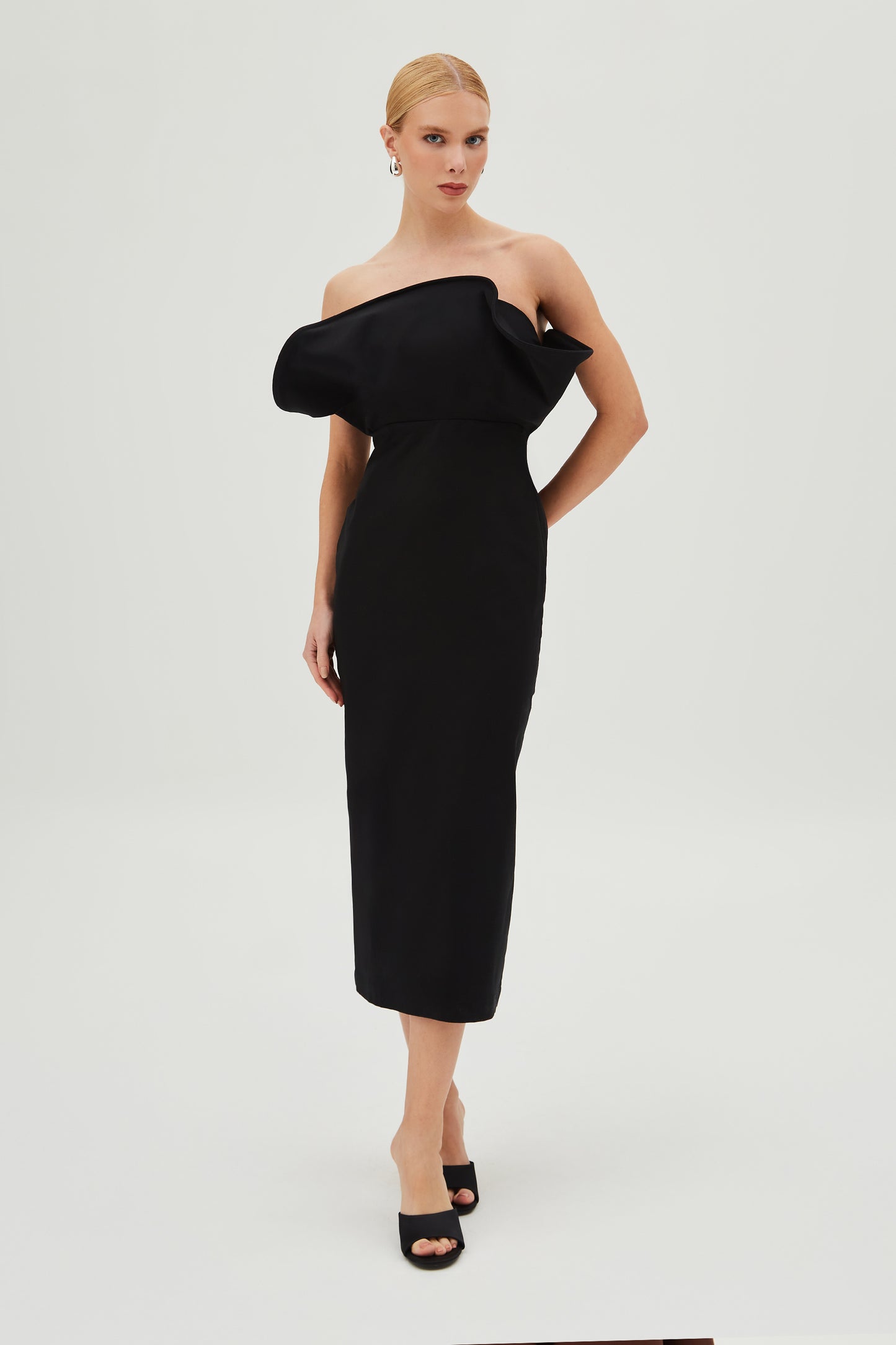 VESTIDO MIDI TOMARA QUE CAIA COM DECOTE ESTRUTURADO PRETO