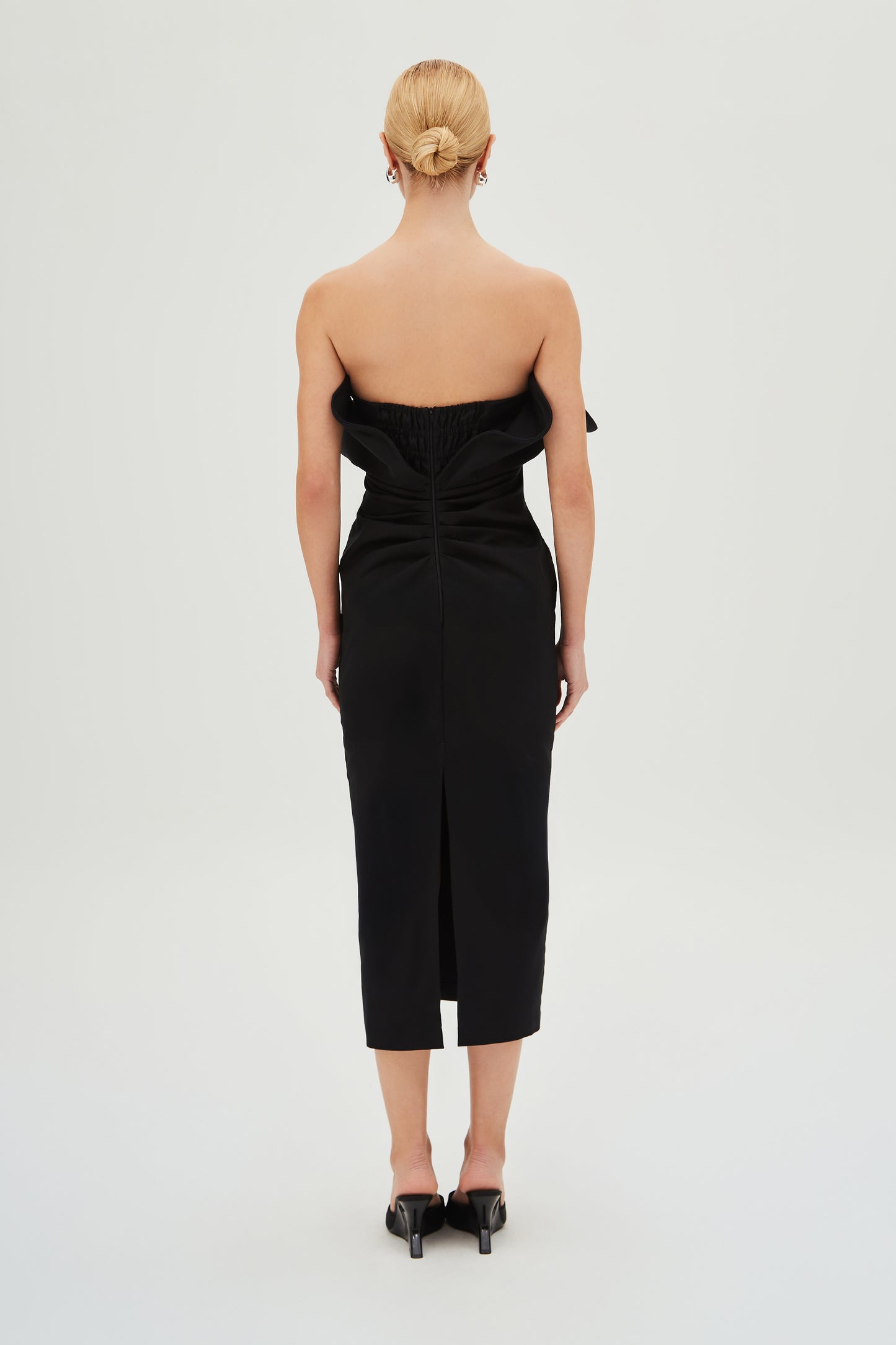 VESTIDO MIDI TOMARA QUE CAIA COM DECOTE ESTRUTURADO PRETO