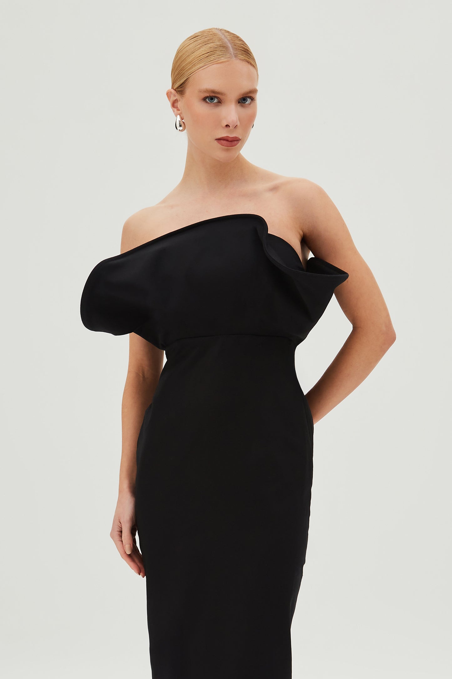 VESTIDO MIDI TOMARA QUE CAIA COM DECOTE ESTRUTURADO PRETO