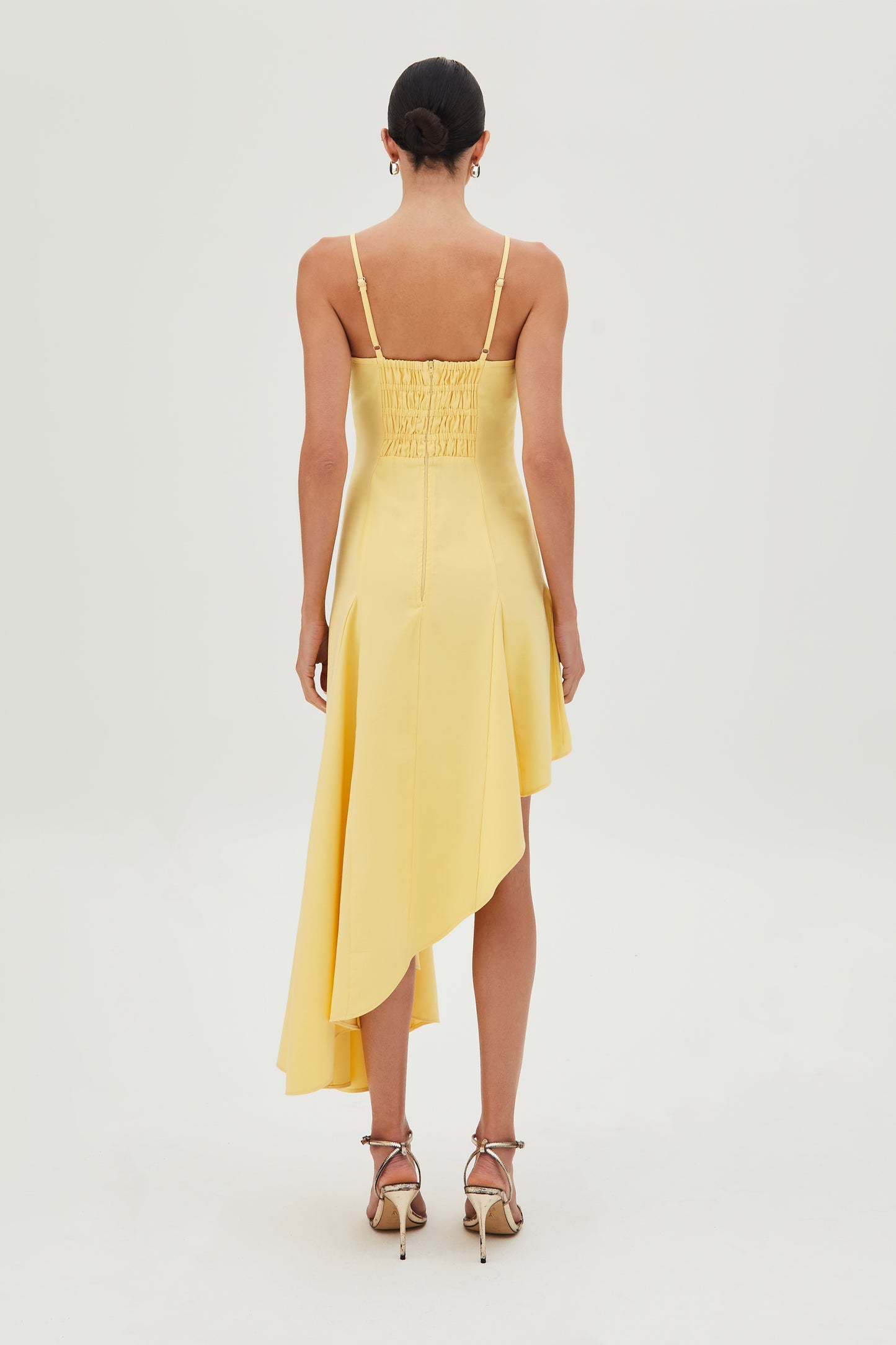 VESTIDO MIDI BARRA ASSIMETRICA E ALCA FINA AMARELO MANTEIGA