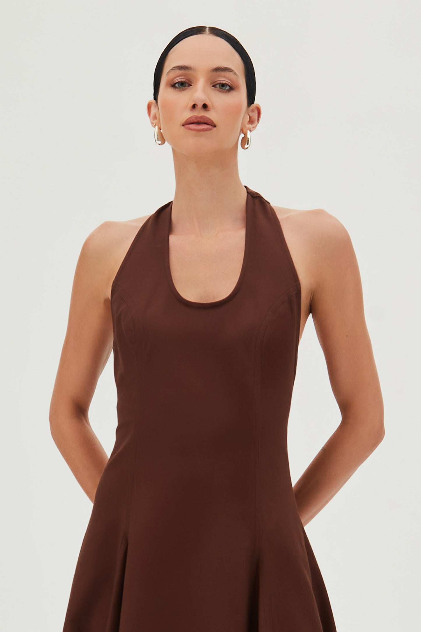 VESTIDO MIDI FECHAMENTO DE BOTAO PESCOCO FRENTE UNICA MARROM