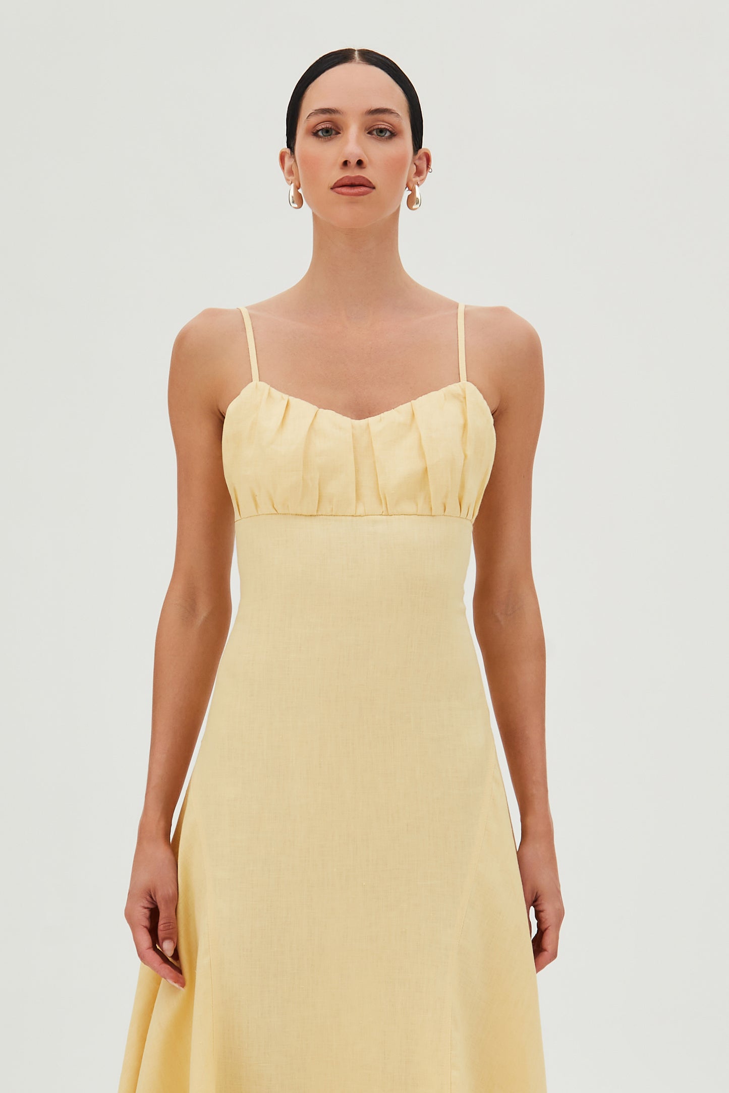 VESTIDO MIDI COM DRAPEADOS BUSTO E BARRA AMPLA AMARELO MANTEIGA