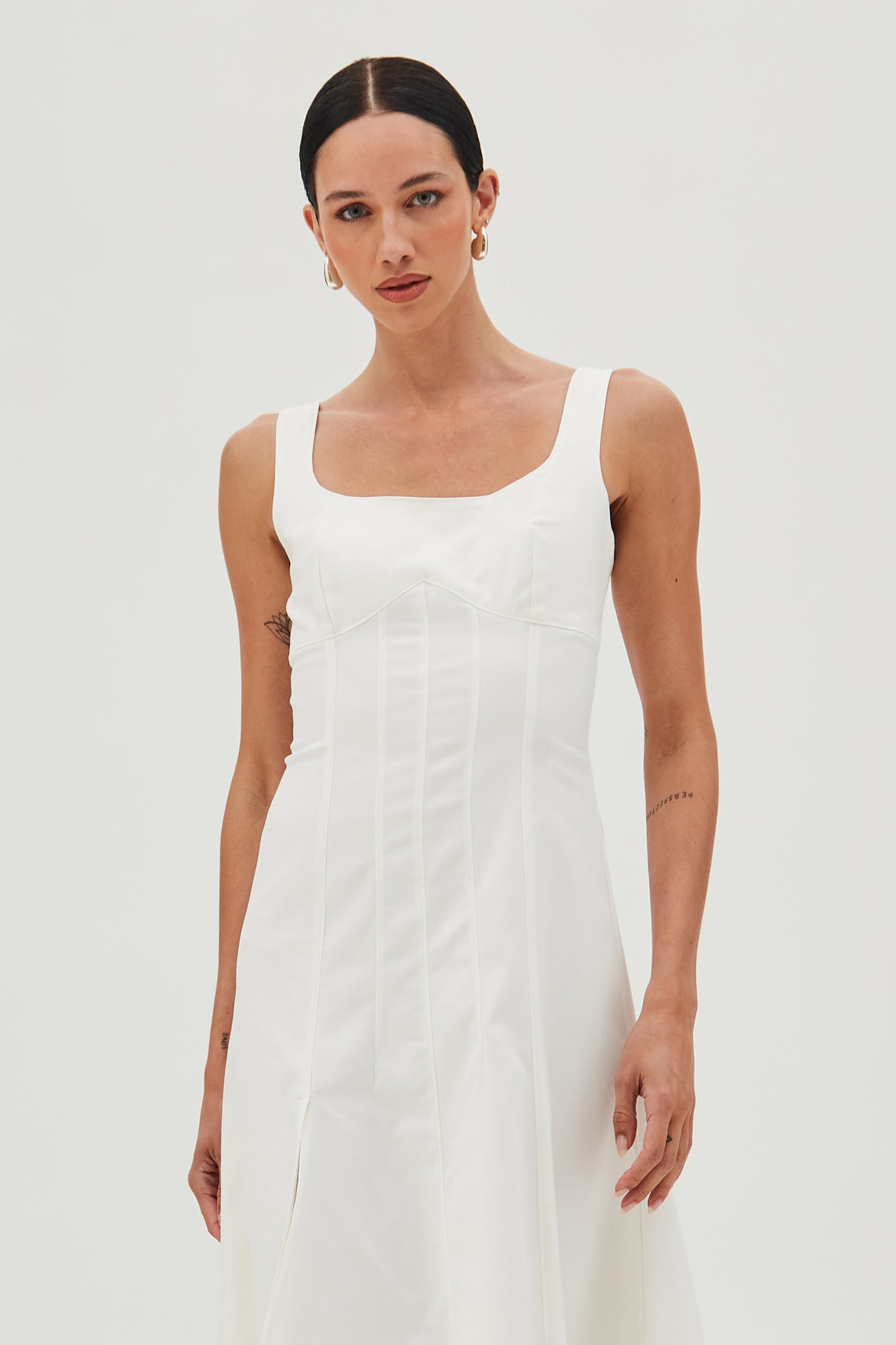 VESTIDO MIDI RECORTE BUSTO ACINTURADO ALCA LARGA OFF WHITE