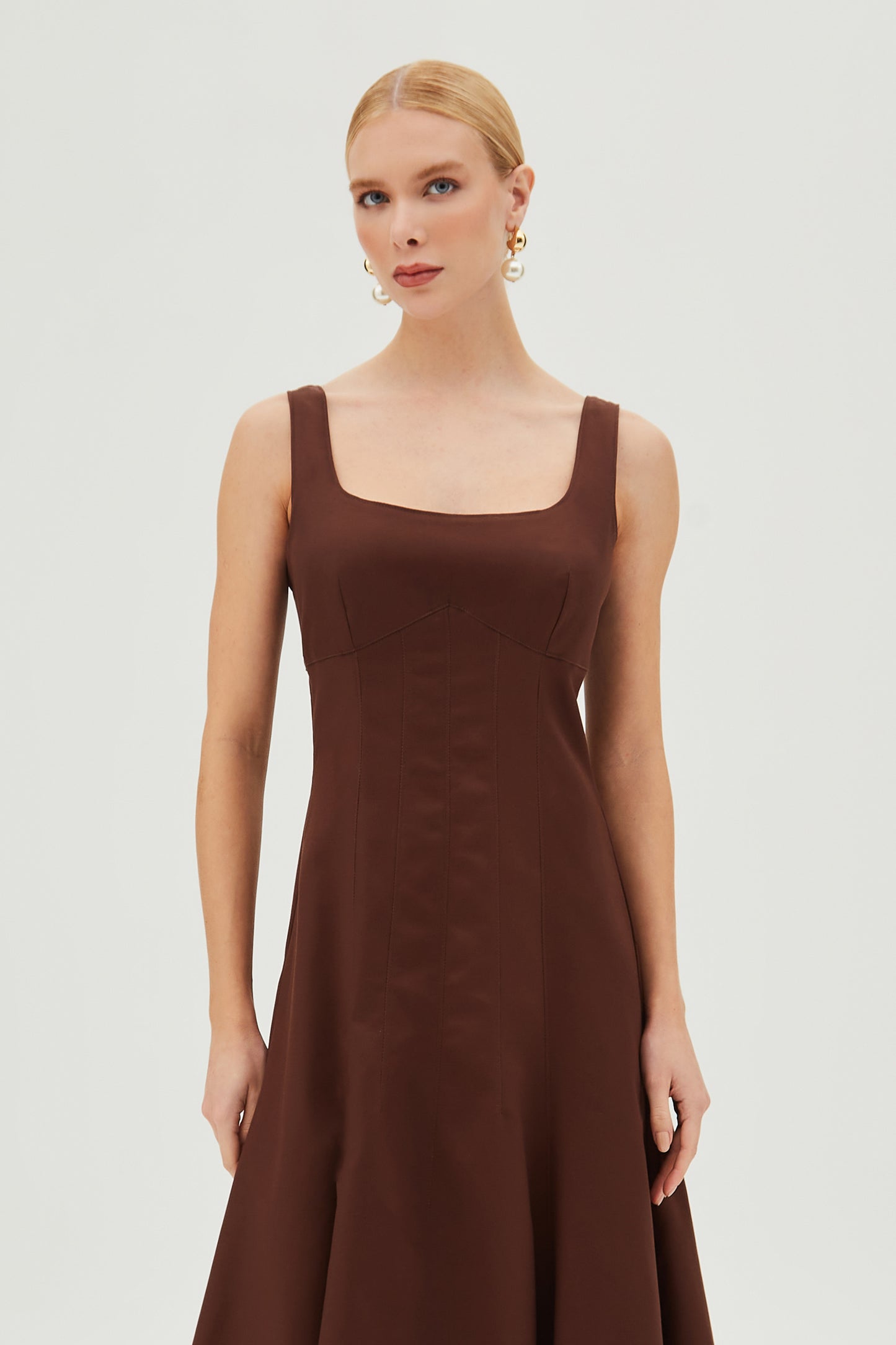 VESTIDO MIDI RECORTE BUSTO ACINTURADO ALCA LARGA MARROM ESCURO