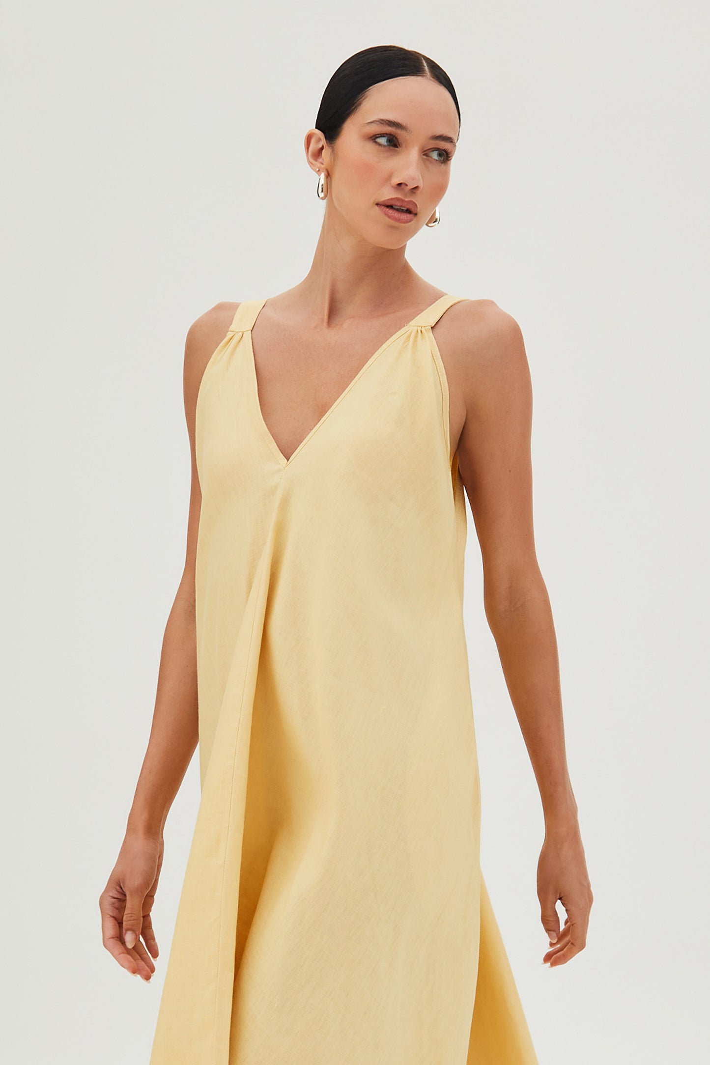 VESTIDO MIDI ALCA LARGA DECOTE V CAIMENTO AMPLO AMARELO MANTEIGA